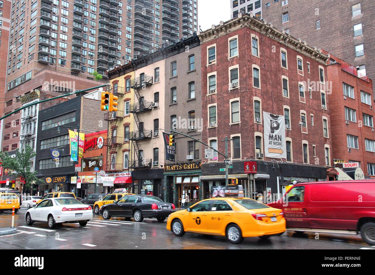 NEW YORK, VEREINIGTE STAATEN - 10. JUNI 2013: Taxis fahren Sie entlang der regnerischen 8th Avenue in New York. Fast 19 Millionen Menschen leben in New York City Metropolitan ein Stockfoto