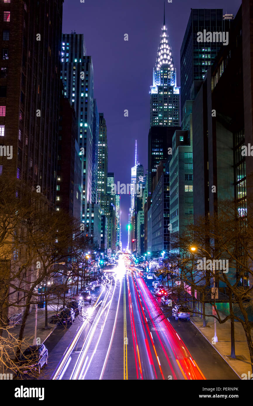 USA, New York City. Manhattan. Nacht 42 st. Hohe Gebäude, Straßenlaternen und Autoscheinwerfer Stockfoto