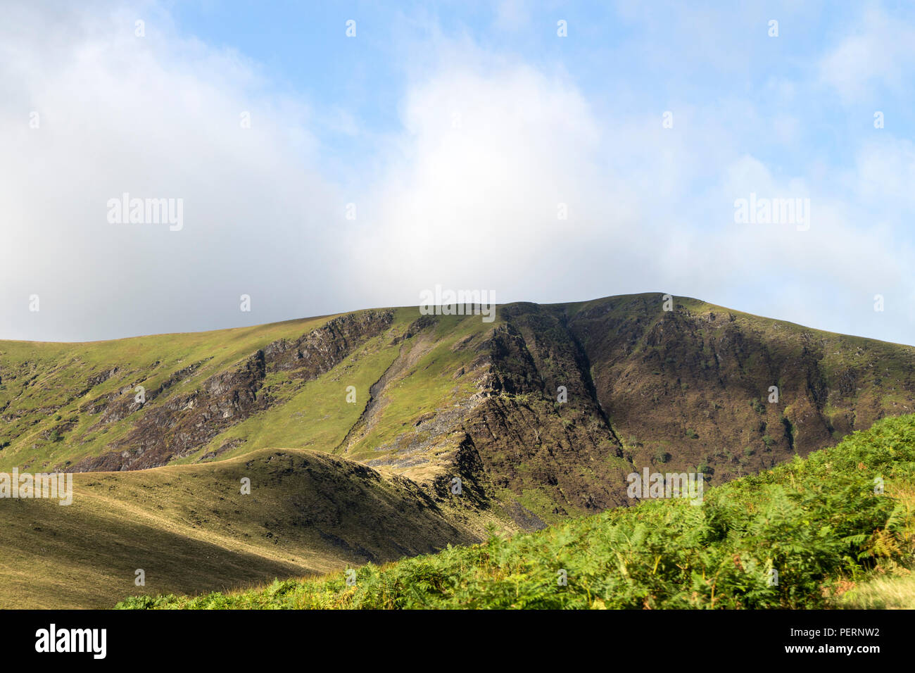 Die Ostkante des Bannerdale Felsen von der Zunge, Lake District, Cumbria, UK. Stockfoto