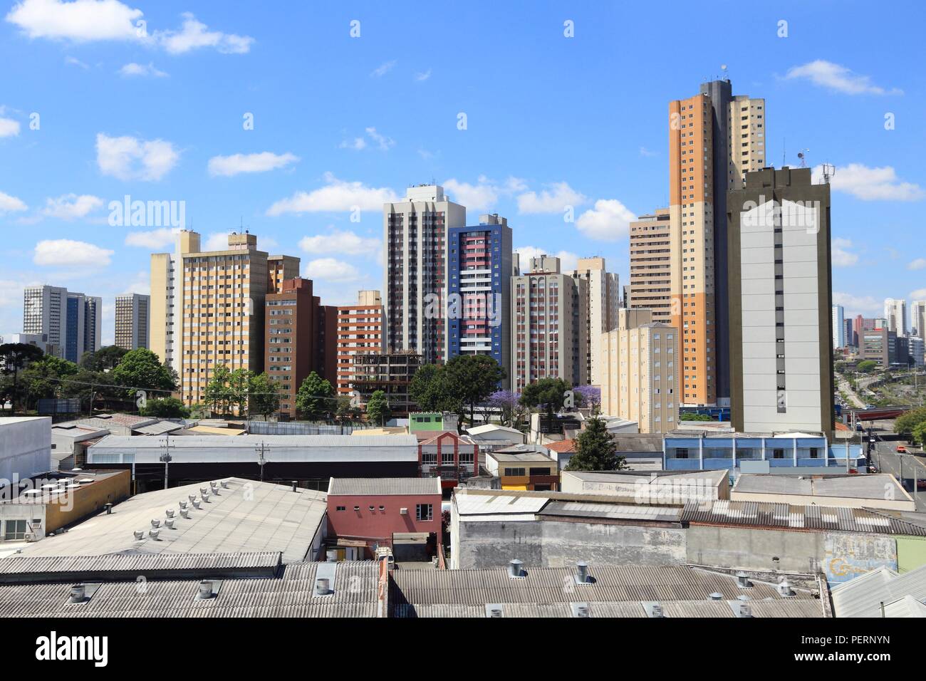 Curitiba, Brasilien - die moderne Skyline der Stadt. Hohes Apartmentgebäude. Stockfoto
