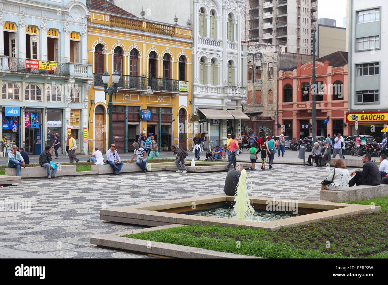 CURITIBA, BRASILIEN - OKTOBER 7, 2014: Leute shop in Curitiba, Brasilien. Curitiba ist die 8. die bevölkerungsreichste Stadt Brasiliens mit 1,76 Mio. Einwohnern. Stockfoto