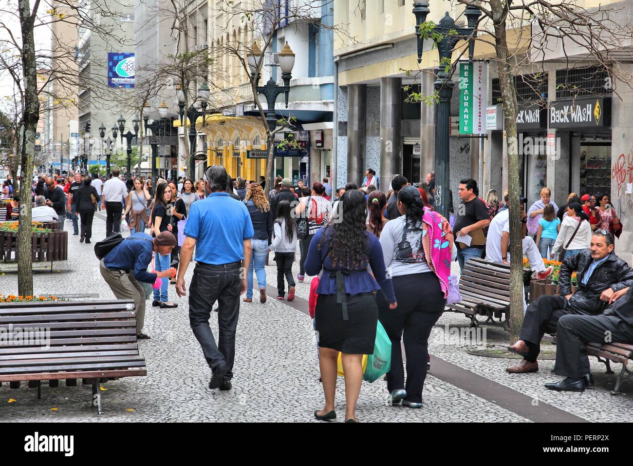 CURITIBA, BRASILIEN - OKTOBER 7, 2014: die Menschen in der Fußgängerzone von Curitiba, Brasilien. Curitiba ist die 8. die bevölkerungsreichste Stadt Brasiliens mit 1,76 mil Stockfoto