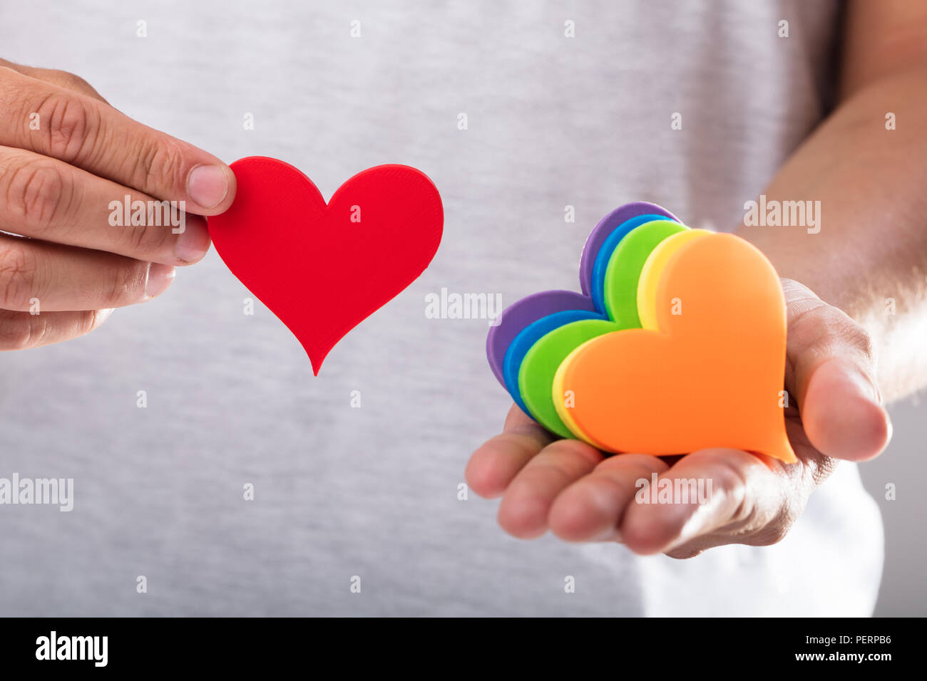 Nahaufnahme eines Menschen Hand holding Gay Pride Herzen Stockfoto