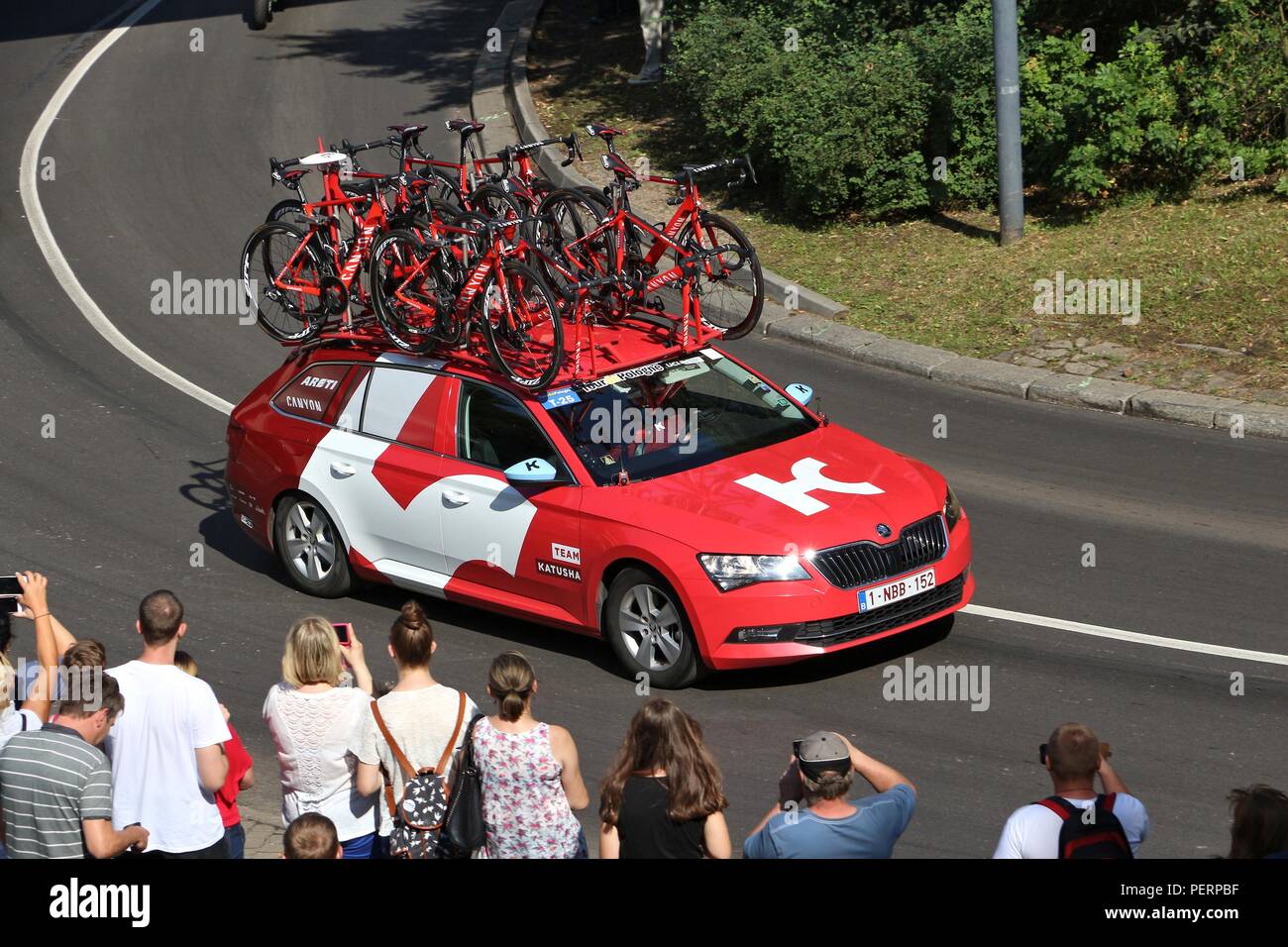 BYTOM, Polen - 13. JULI 2016: Team Fahrzeug fährt in Tour De Pologne Radrennen in Polen. Skoda Superb Der Team Katusha. Stockfoto