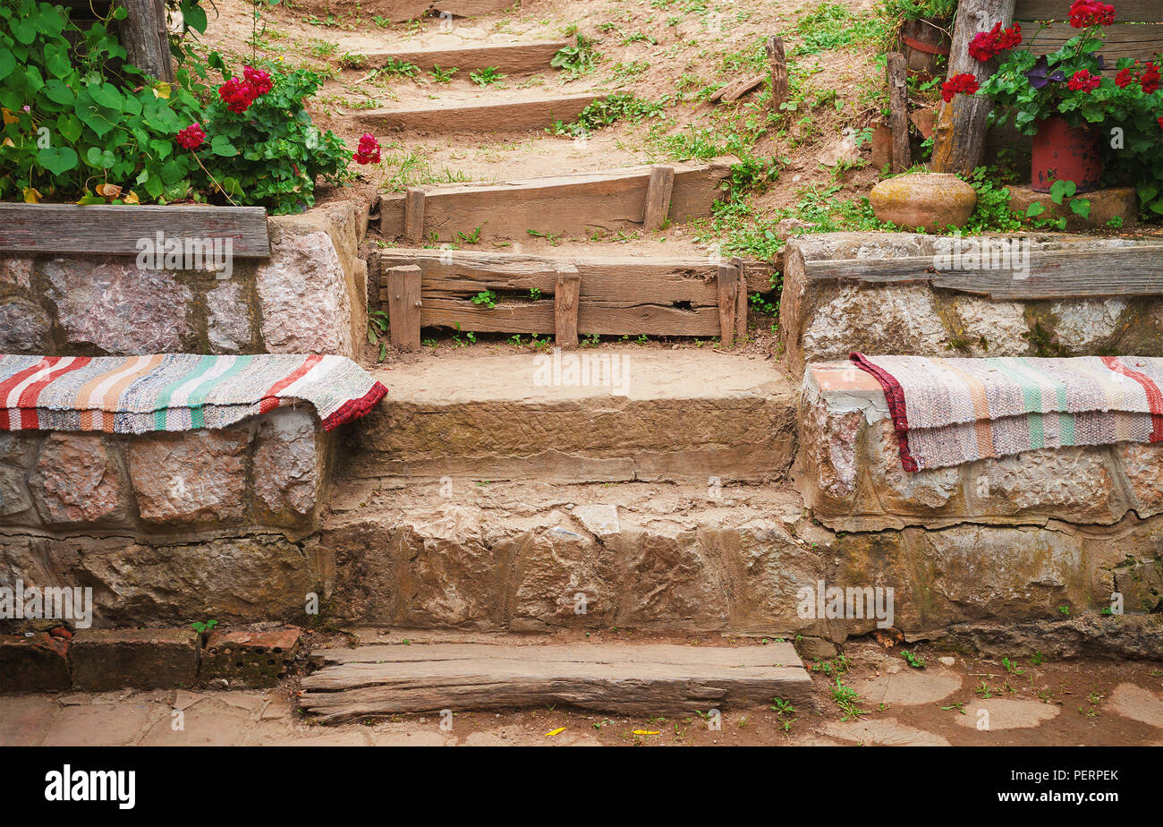 Details der Steintreppe in Dorf Haushalt während des Tages. Stockfoto