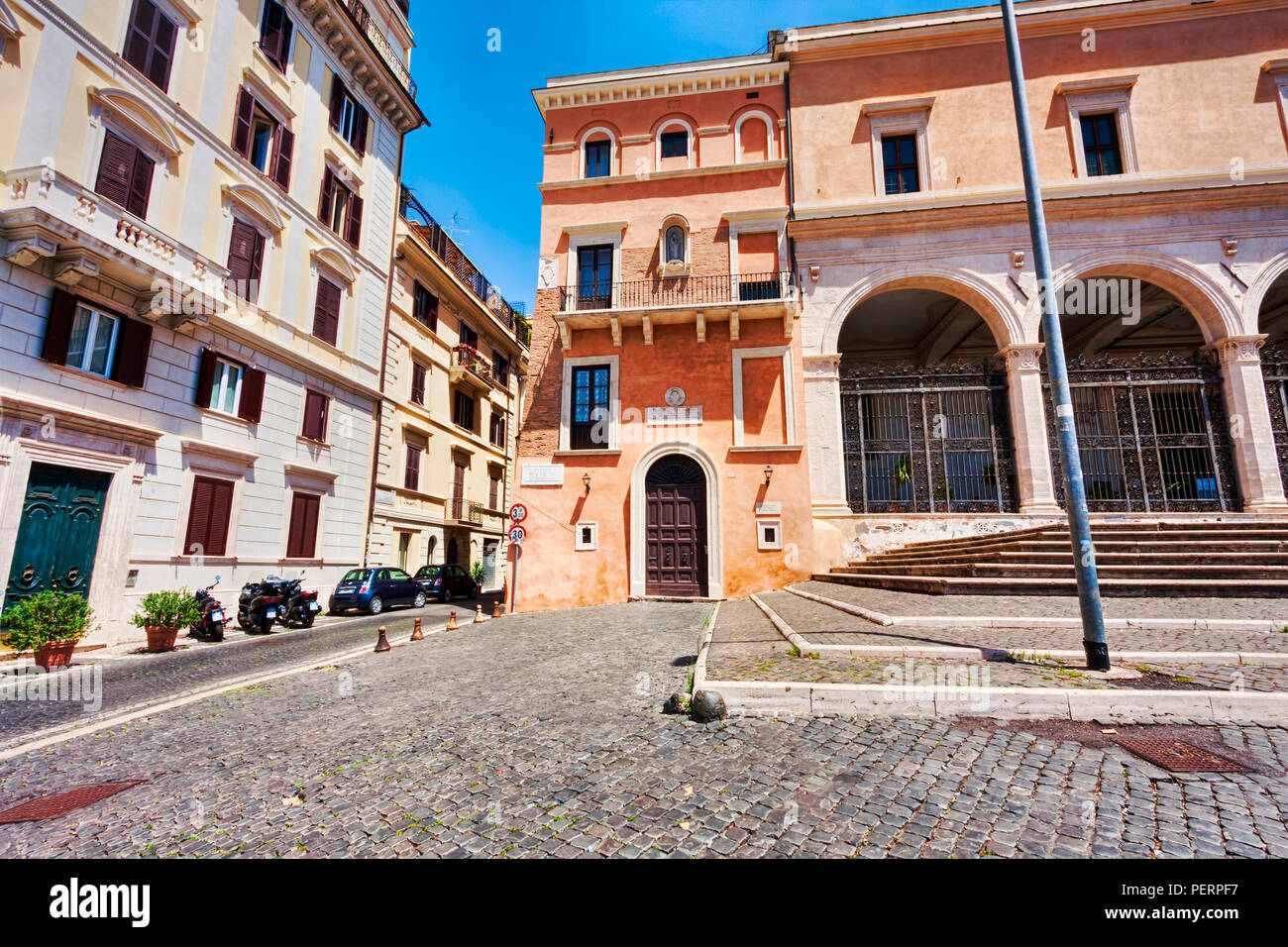 Rom, Italien, 19. Juli 2018: Schöne Fassade der Basilika St. Peter in Vincoli Bezirk Monti. Die Basilika verdankt seinen Namen der Ketten zu erhalten Stockfoto