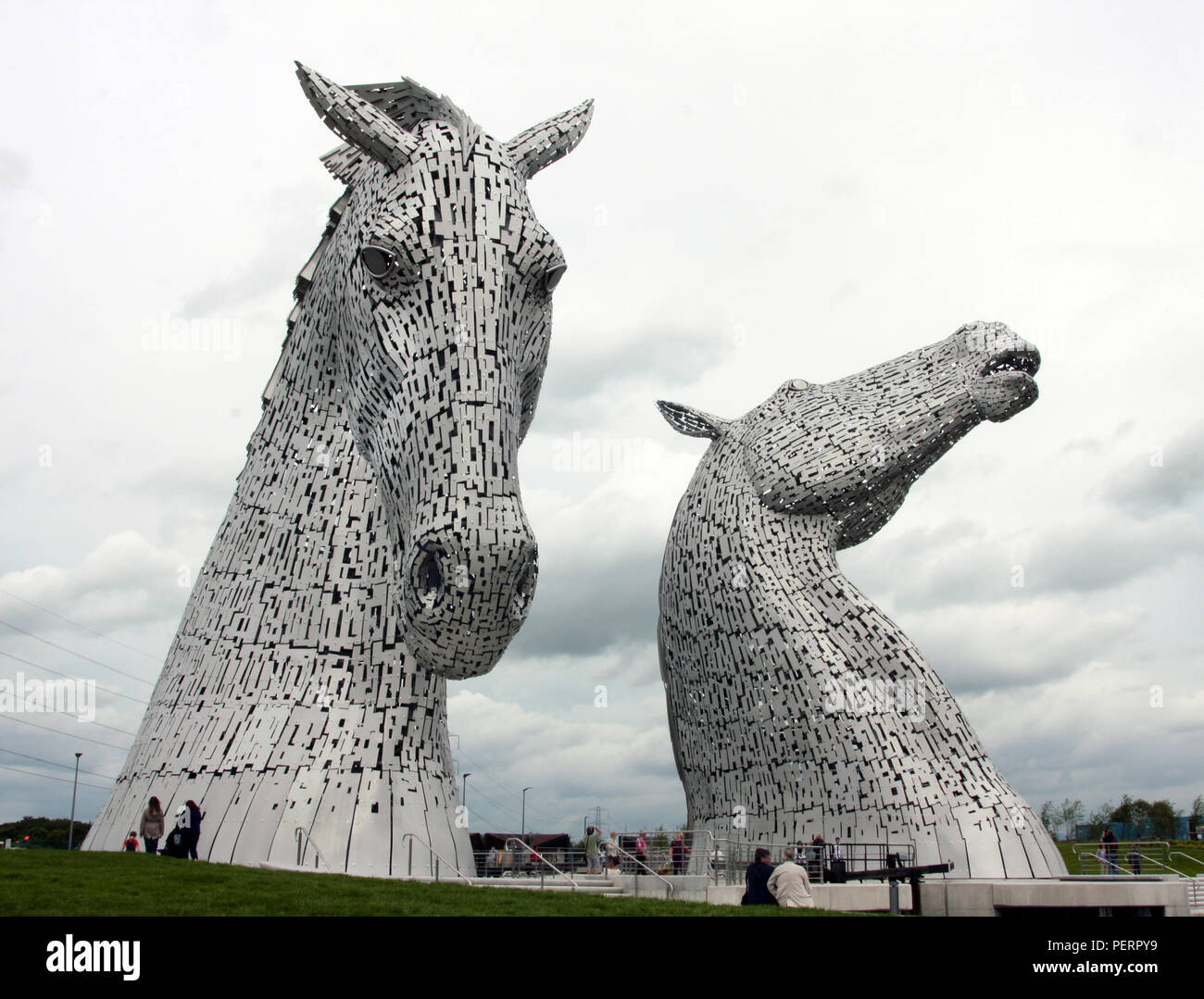 Die zwei riesigen kelpie Pferd Skulpturen, die auf der Forth-and-Clyde-Kanal im Helix Park Complex in Falkirk, Schottland sitzen. Der Aufbau Digital sind eine Hommage an die schweren Pferde, die auf den Kanälen, in Schottland zu arbeiten, ziehen Lastkähne geladen mit Cargo. Sie wurden entwickelt und vom Künstler gebaut; Andy Scott. Stockfoto