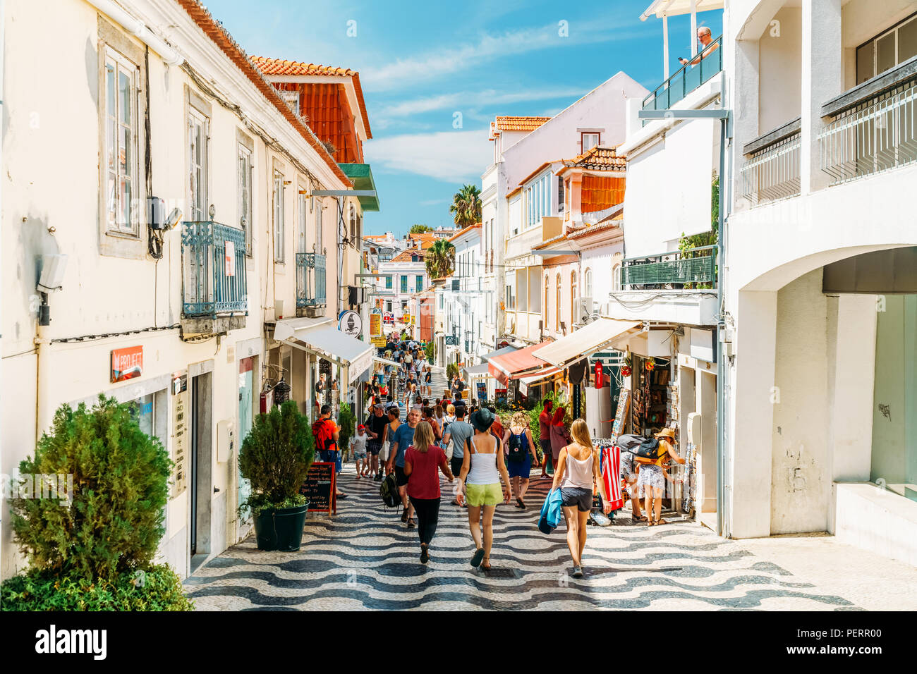 CASCAIS, Portugal - 25. AUGUST 2017: Touristen, die in der Innenstadt von Cascais Stadt einen kosmopolitischen Zentrum und wichtige touristische Attraktion befindet sich auf Portugiesisch Stockfoto