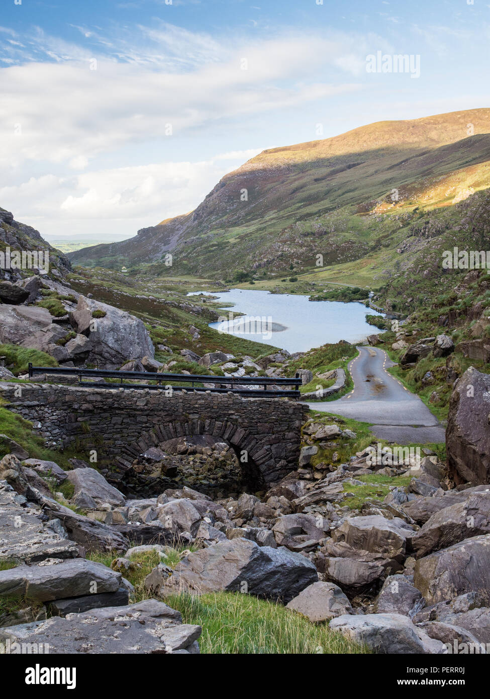 Eine schmale Straße schlängelt sich durch die Pass- und Vergangenheit Augher See in die Lücke der Dunloe, in der macgillycuddy Reeks Berge in Irland C eingebettet Stockfoto