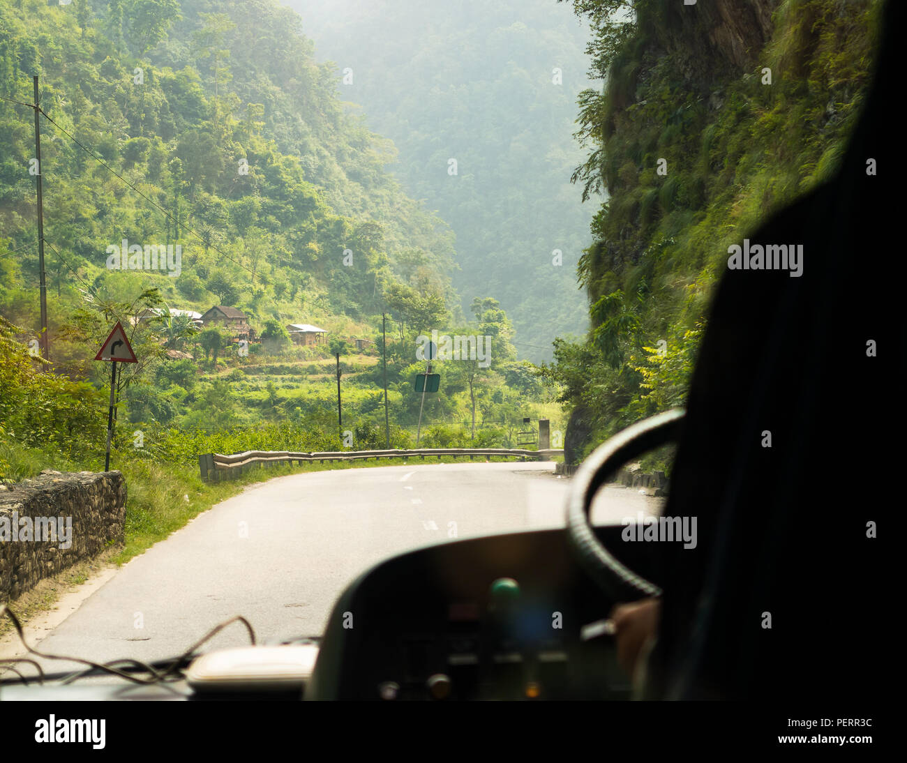 Fahrt mit dem Bus auf Prithvi Highway zwischen Kathmandu und Pokhara in Nepal Stockfoto