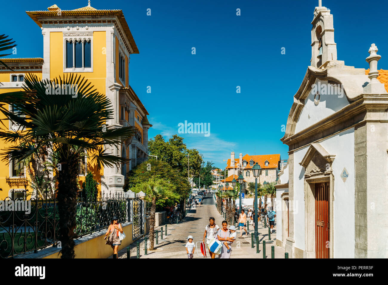CASCAIS, Portugal - 25. AUGUST 2017: Touristen, die in der Innenstadt von Cascais Stadt einen kosmopolitischen Zentrum und wichtige touristische Attraktion befindet sich auf Portugiesisch Stockfoto