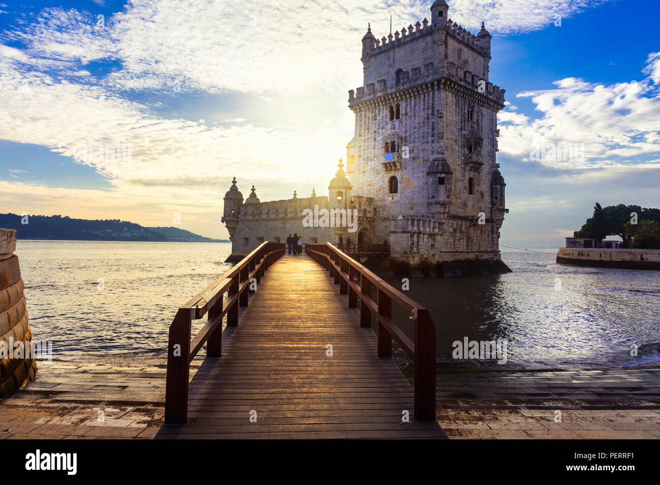 Beeindruckende Belem Turm über Sonnenuntergang, Lisbona, Portugal. Stockfoto