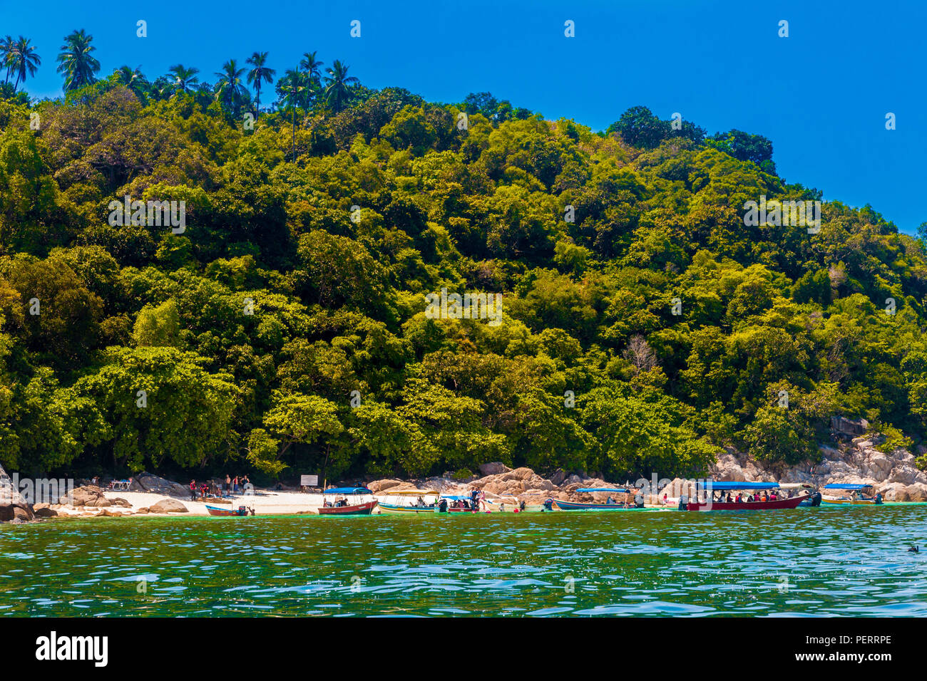 Die unbewohnte Strand von Rawa Insel, in der Nähe von Perhentian Kecil mit der üppigen Wald im Hintergrund. Wird ein beliebter Ort zum Schnorcheln, mehrere Motorboot... Stockfoto