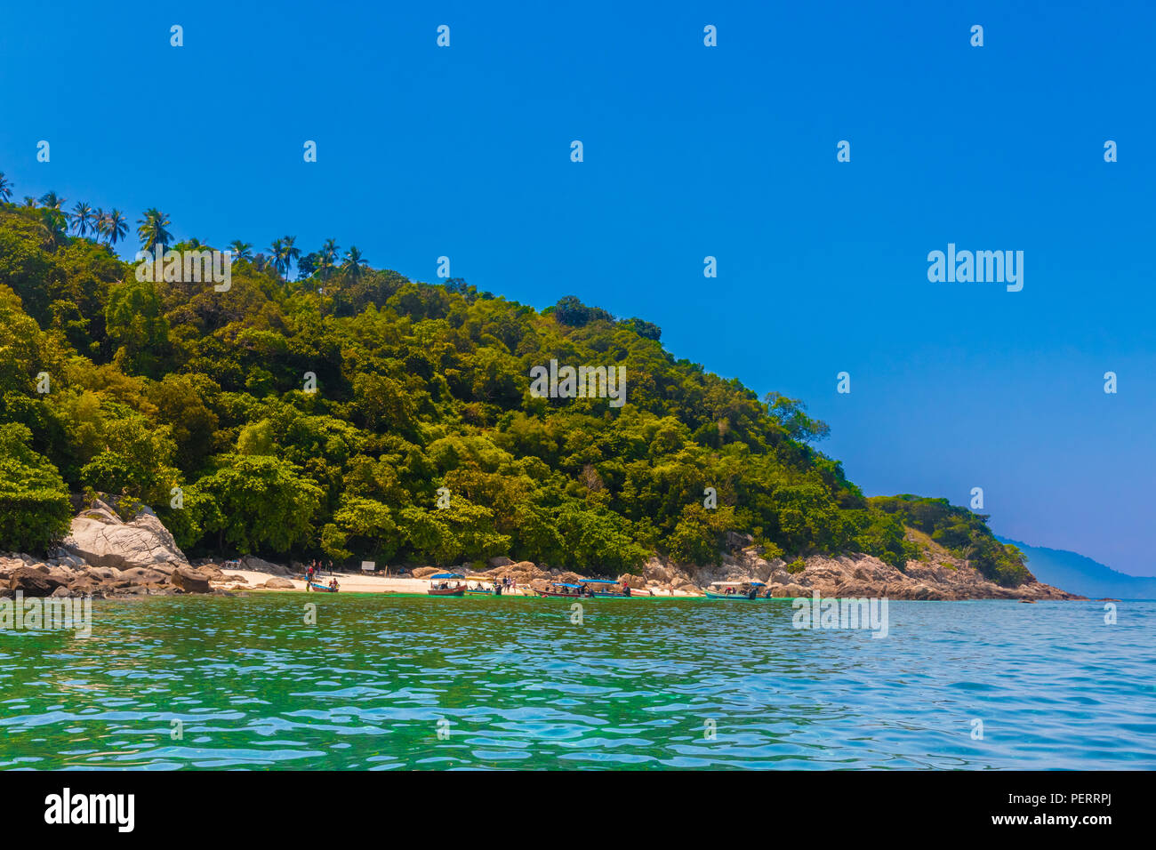 Übersicht der Rawa Strand (Pulau Rawa), in der Nähe der Perhentian Kecil in Malaysia. Von Felsen und Wald umgeben, Rawa Beach ist ein beliebter Schnorcheln... Stockfoto
