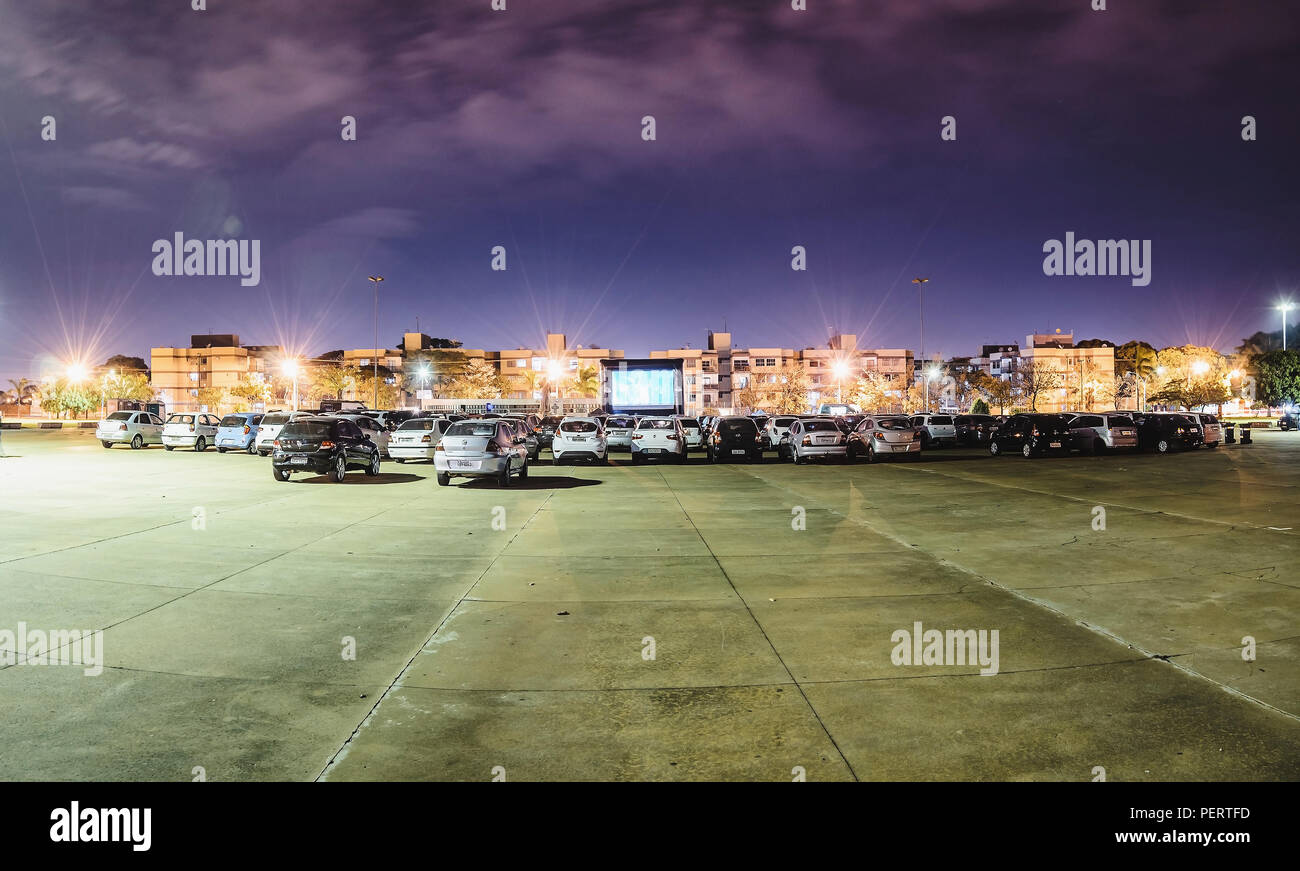 Campo Grande, Brasilien - 16. August 2018: geparkte Autos an der Praca do Papa Square Filme im Auto zu beobachten. Cine Autorama Ereignis, Drive-in, Open air ci Stockfoto