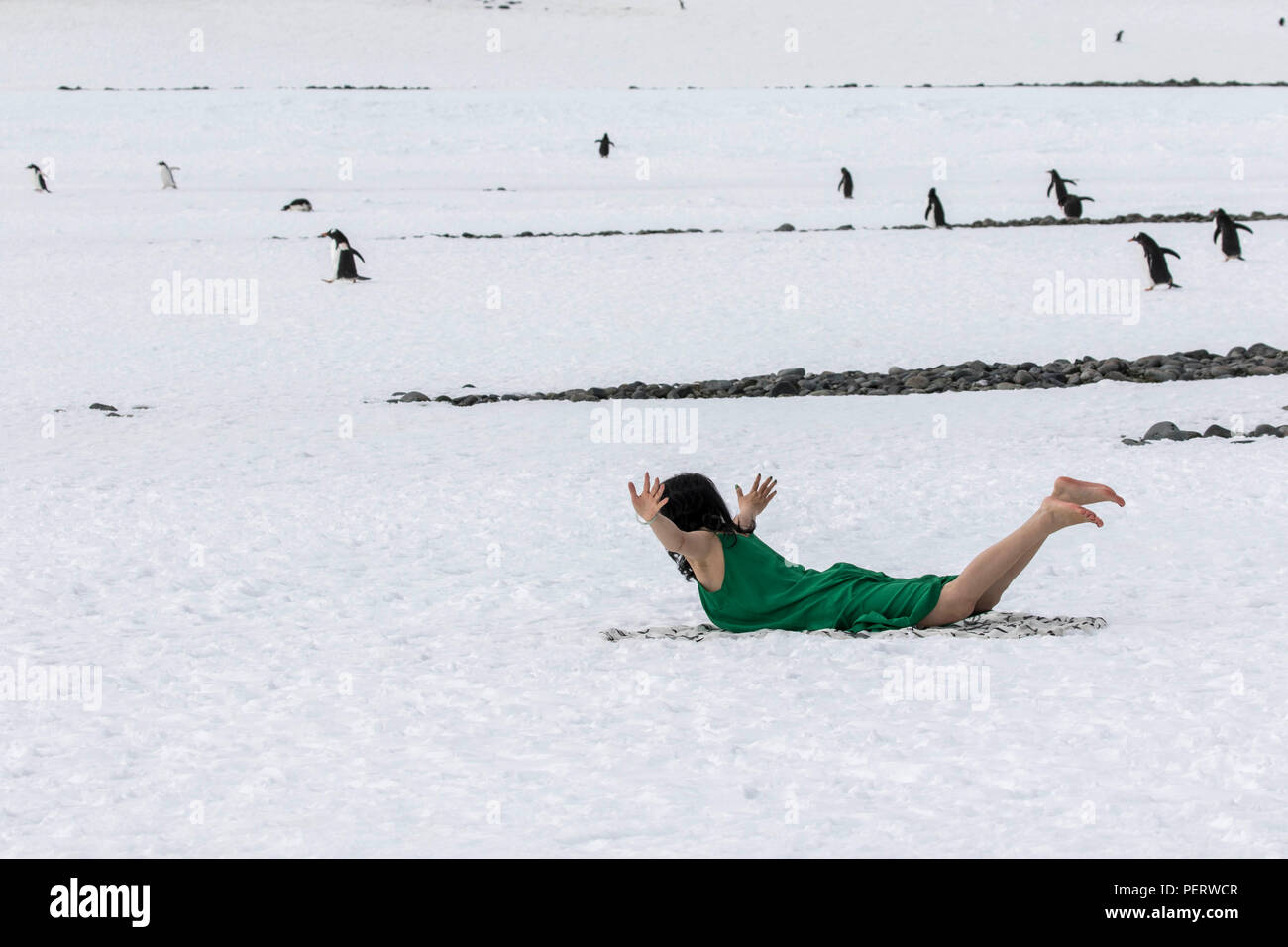 Frau in minimale Kleidung im Schnee in der Antarktis Stockfoto