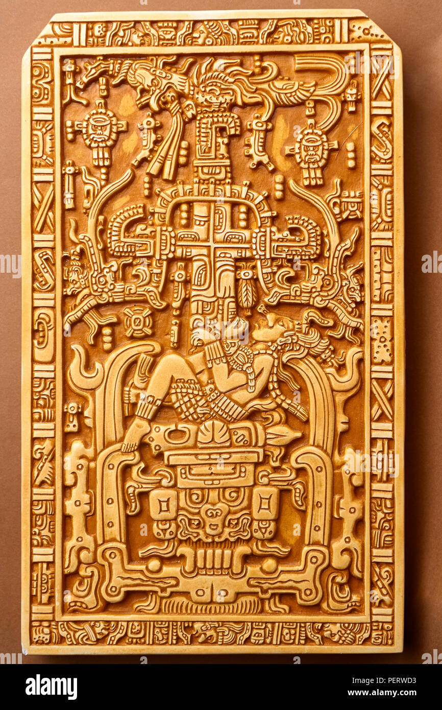 "Die Palenque Astronaut" (wirklich, mit der Darstellung der Maya Welt Baum mit Pakal geopfert, die Hände gebunden) - Touristische Replik von pakal Grab Deckel Stockfoto