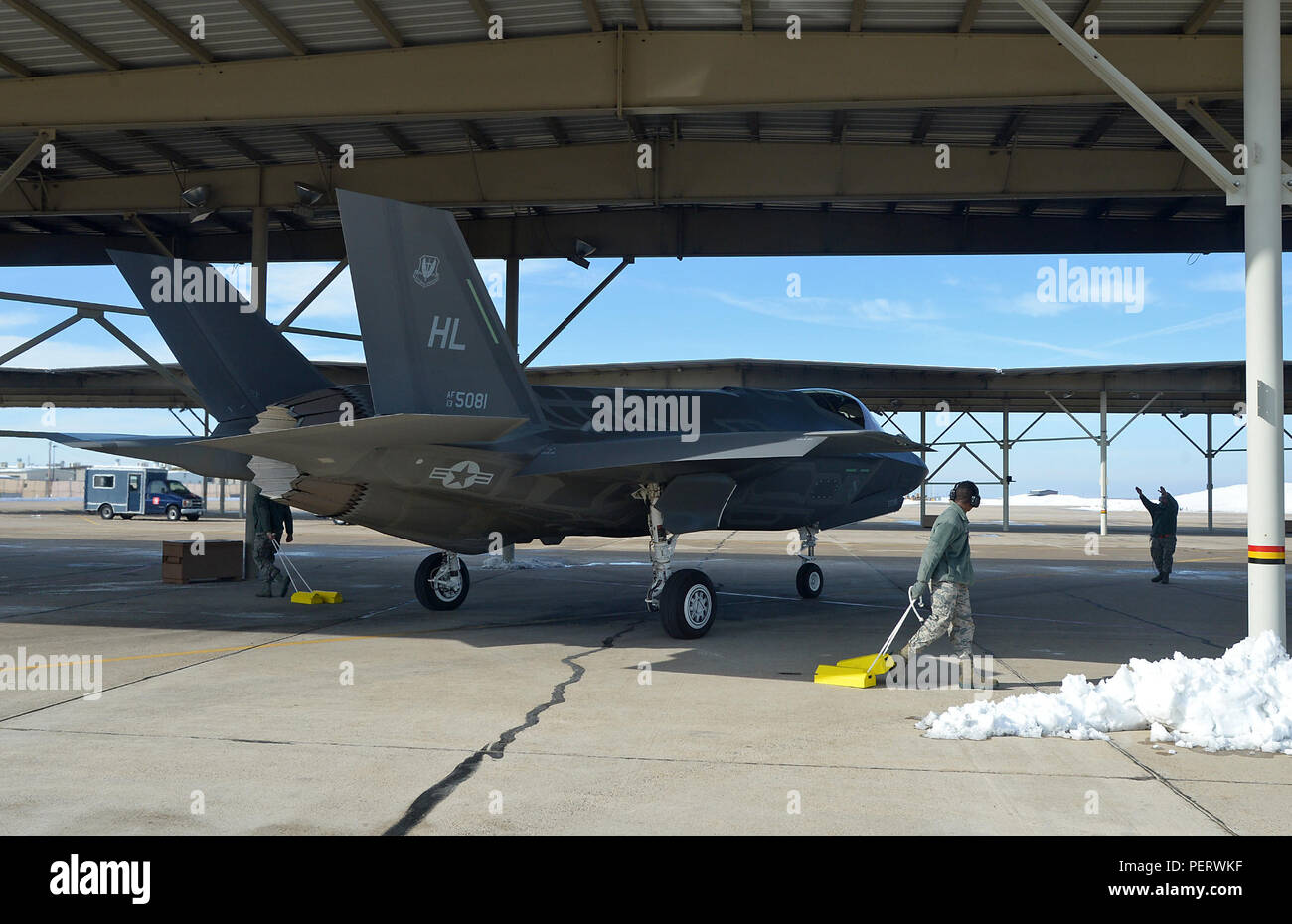 Senior Airman Christian Korp, 388 Aircraft Maintenance Squadron, verwendet die Handzeichen für die Kommunikation mit US Air Force Oberstleutnant Todd Lafortune, Defense Contract Management Agentur F-35 Annahme Pilot, als er Taxis eine F-35A Lightning II Flugzeuge in eine Parkposition unter einem Sonnenschirm am 388 Fighter Wing Rampe wie Jan. 26 an der Hill Air Force Base, Arizona ankommt. Dieser F-35 A ist das sechste auf der 34th Fighter Squadron zugewiesen werden. (U.S. Air Force Foto/Alex R. Lloyd) Stockfoto