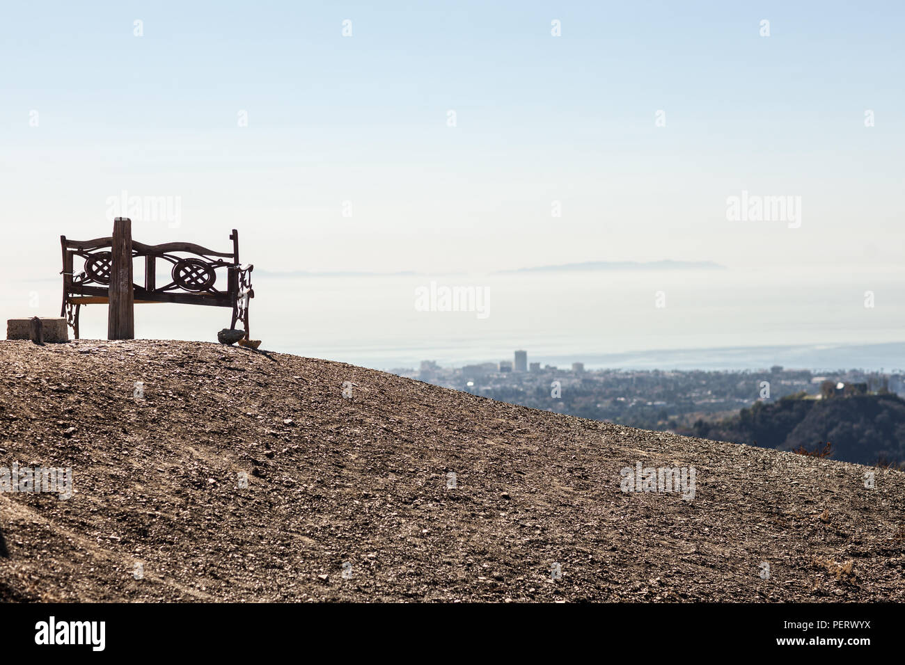 Atemberaubenden Panoramablick von West Los Angeles von kenter Trail Wanderung in Brentwood. Mit Blick auf die Santa Monica, Beverly Hills, Hollywood, Culver City mit Downtown LA in den Horizont. Stockfoto
