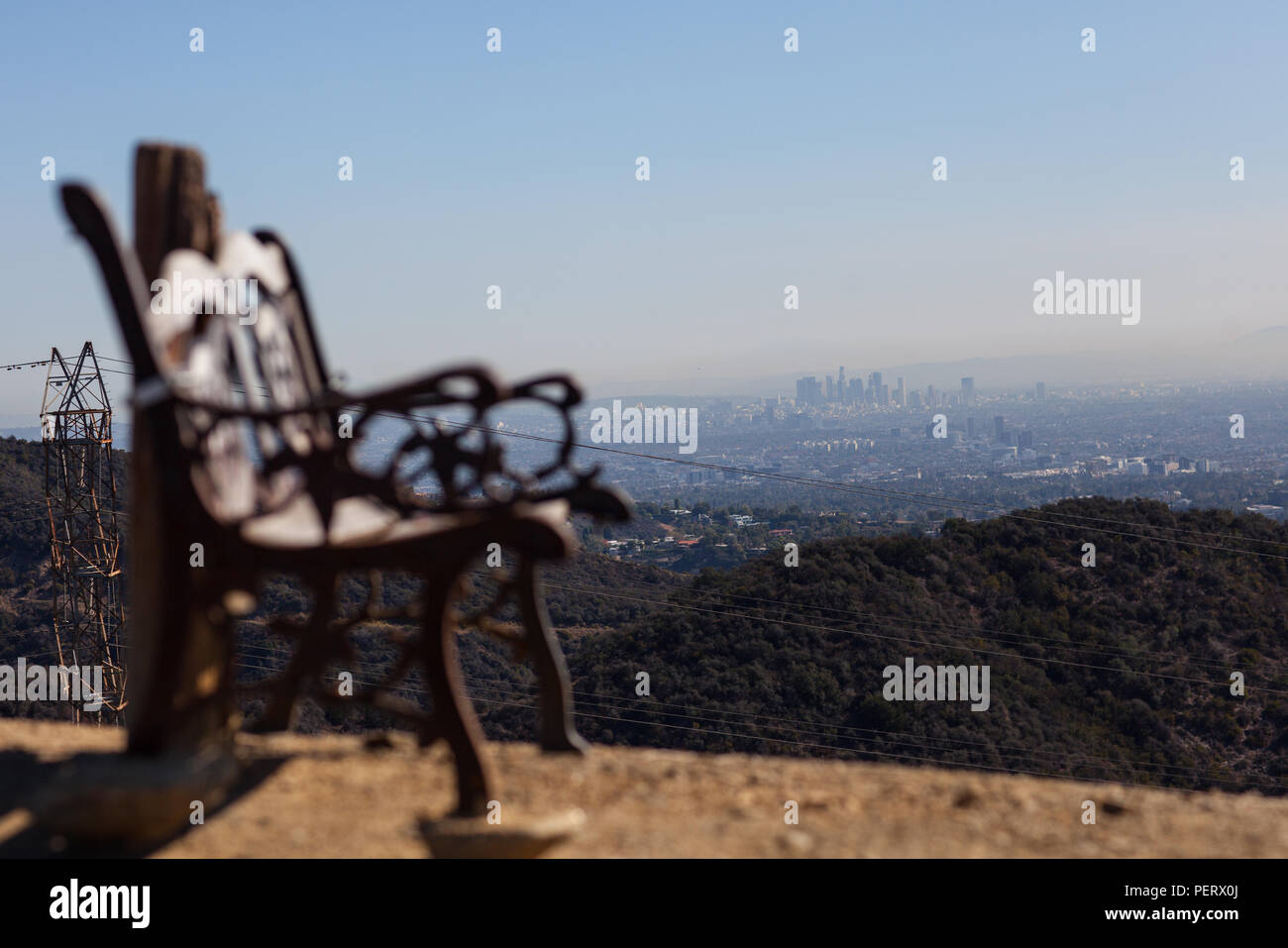 Atemberaubenden Panoramablick von West Los Angeles von kenter Trail Wanderung in Brentwood. Mit Blick auf die Santa Monica, Beverly Hills, Hollywood, Culver City mit Downtown LA in den Horizont. Stockfoto