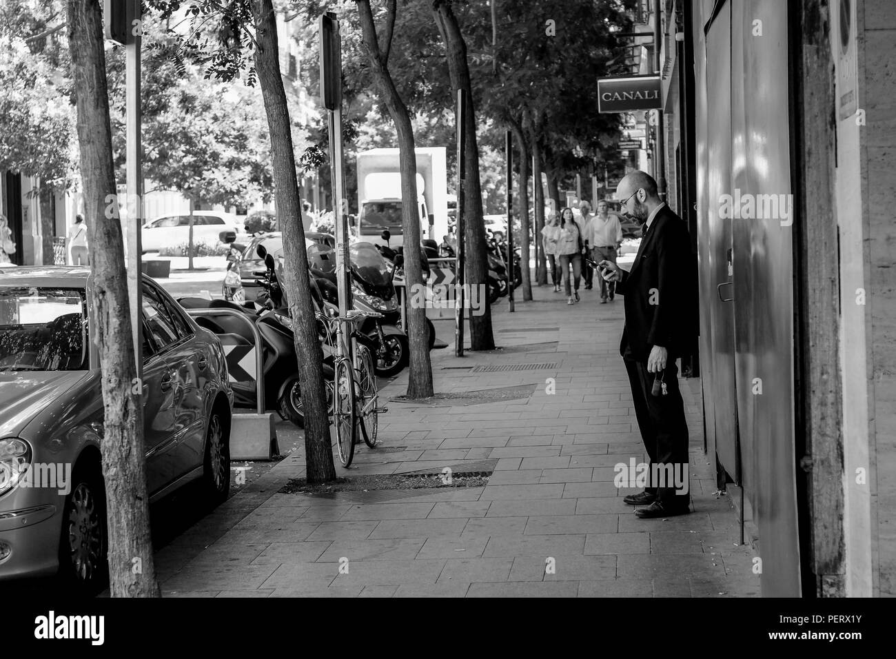 Ein schwarz-weiß Bild von einem Mann außerhalb eines Gebäudes in Madrid Spanien. Stockfoto