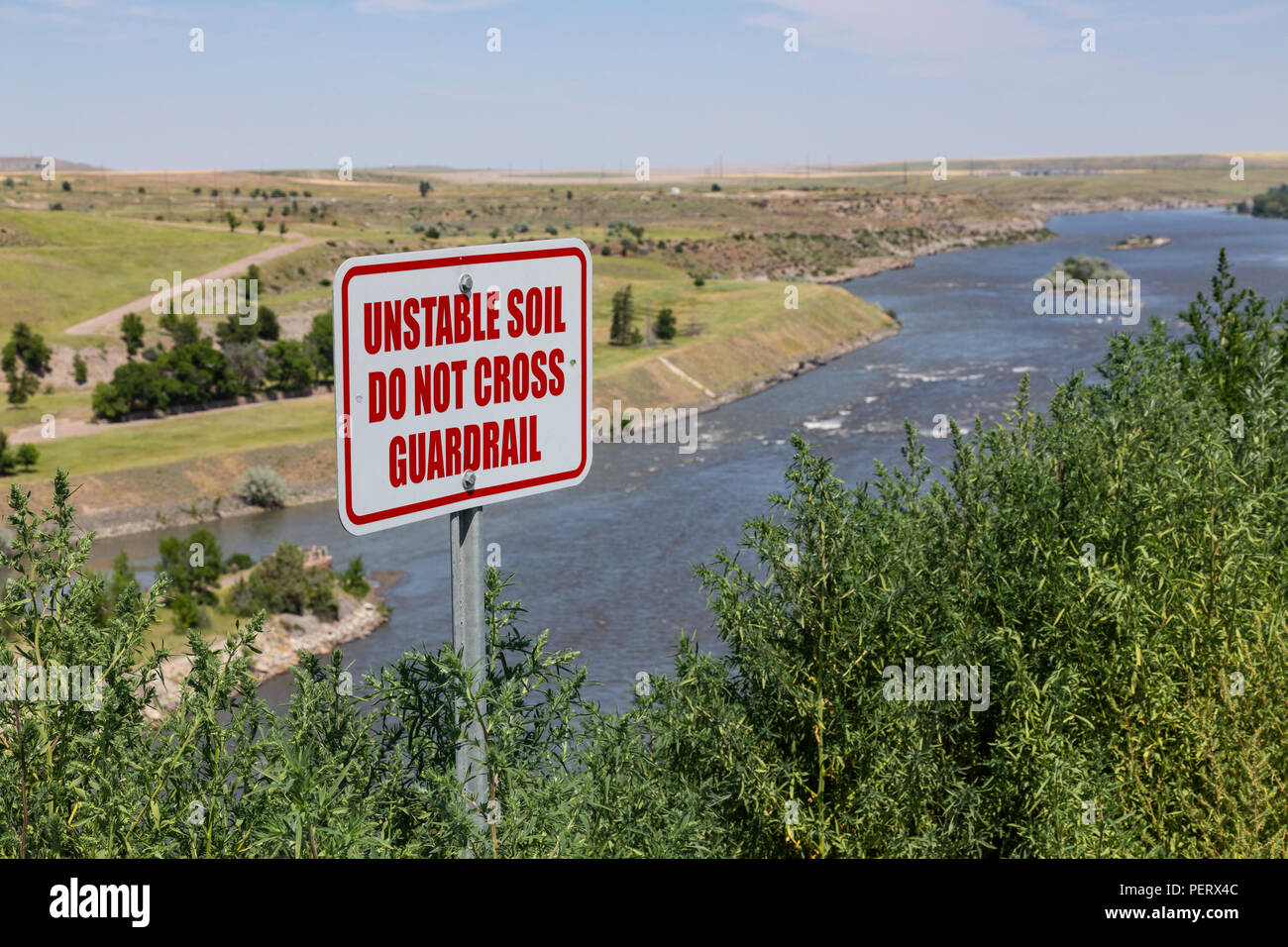 'Unstable Boden nicht Schutzgeländer' Zeichen auf dem Missouri River Kreuz in Great Falls, Montana, USA Stockfoto