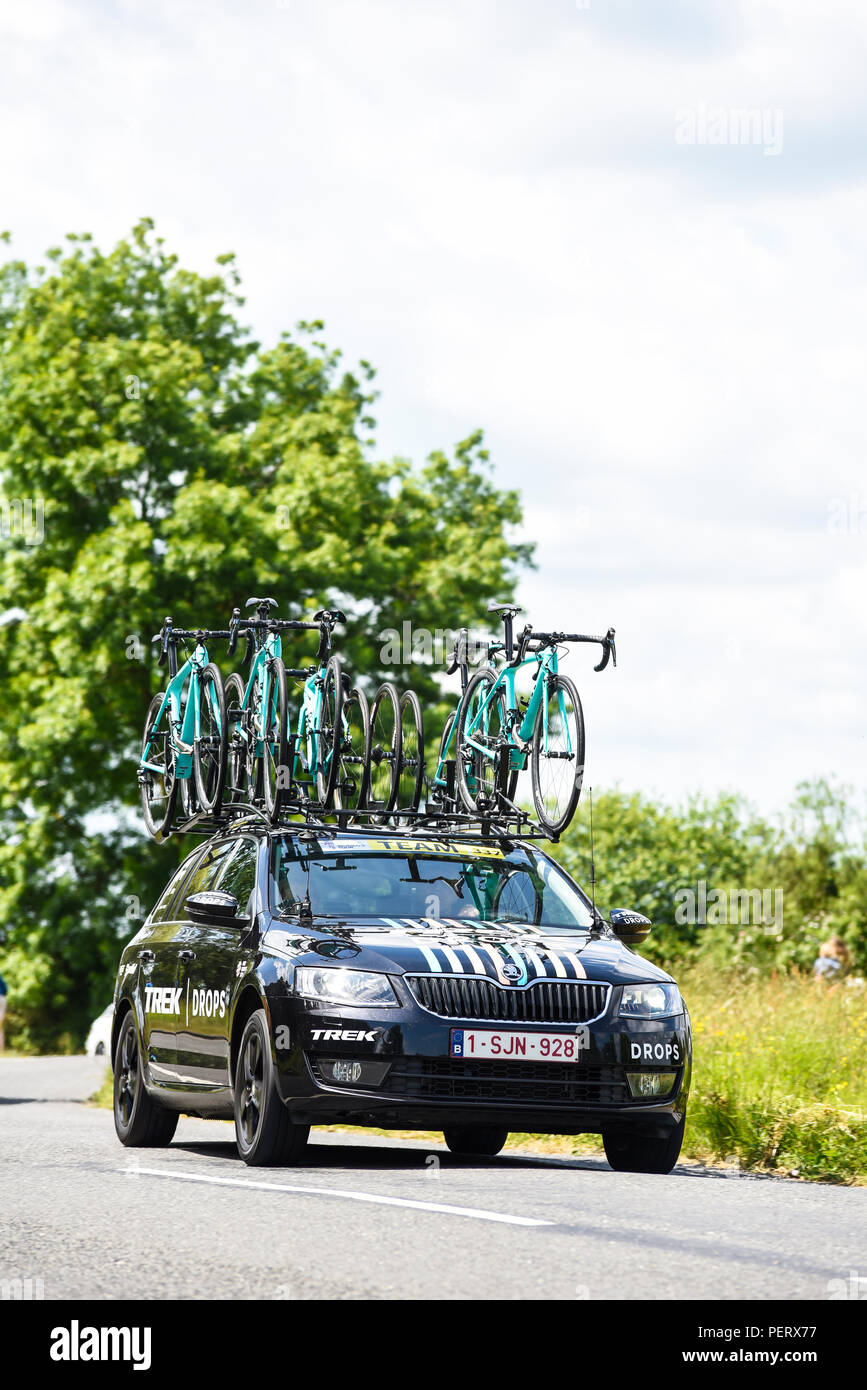 Trek Tropfen Team unterstützen Auto durch Saxtead, Suffolk, Großbritannien, während die Women's Tour durch Großbritannien Radrennen. Mit Ersatzteile Fahrräder auf dem Dach und Crew Stockfoto