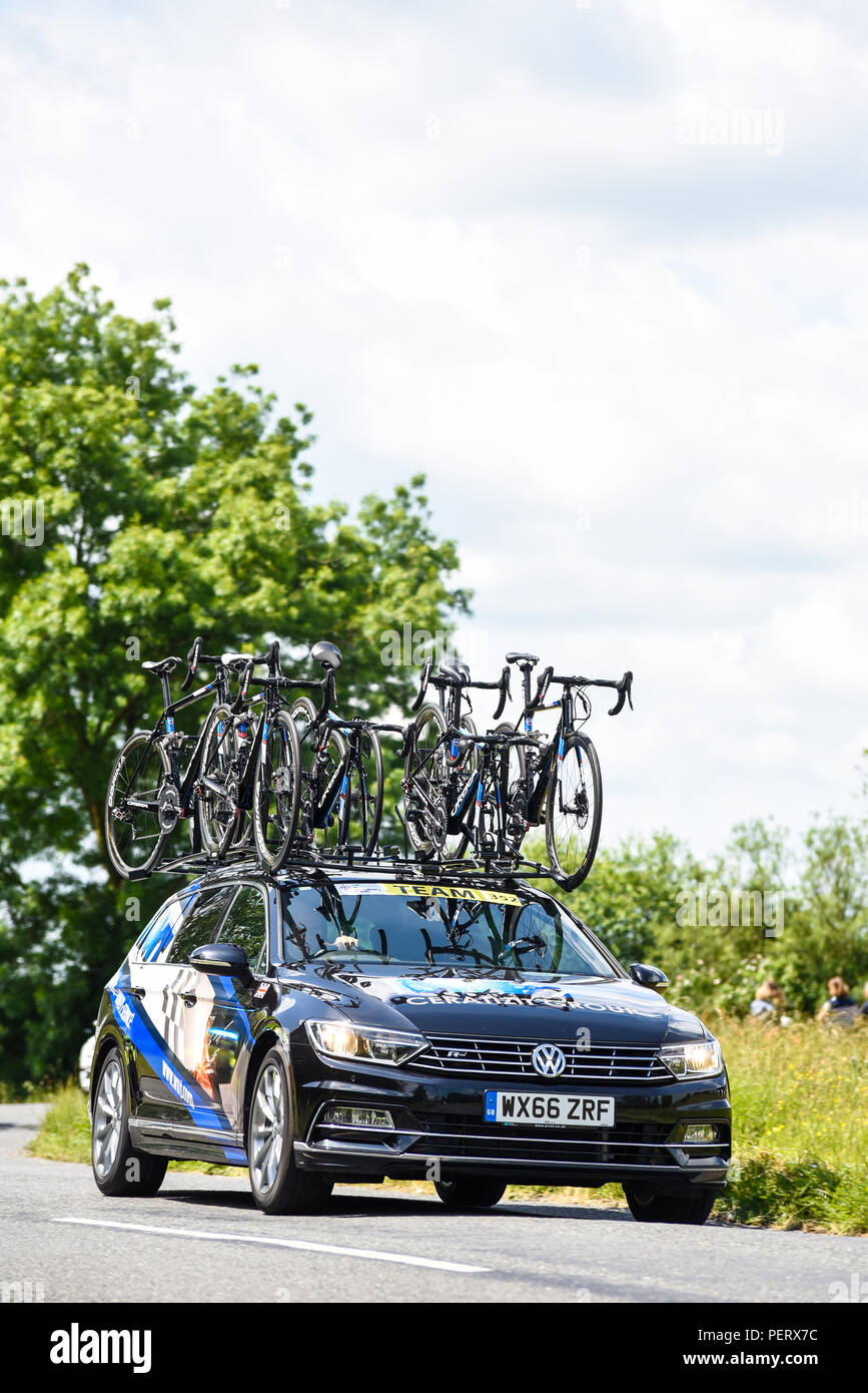 WNT Rotor Cycling Team support Auto durch Saxtead, Suffolk, Großbritannien, während Frauen Tour durch Großbritannien Radrennen. Mit Ersatzteile Fahrräder auf dem Dach und Crew Stockfoto