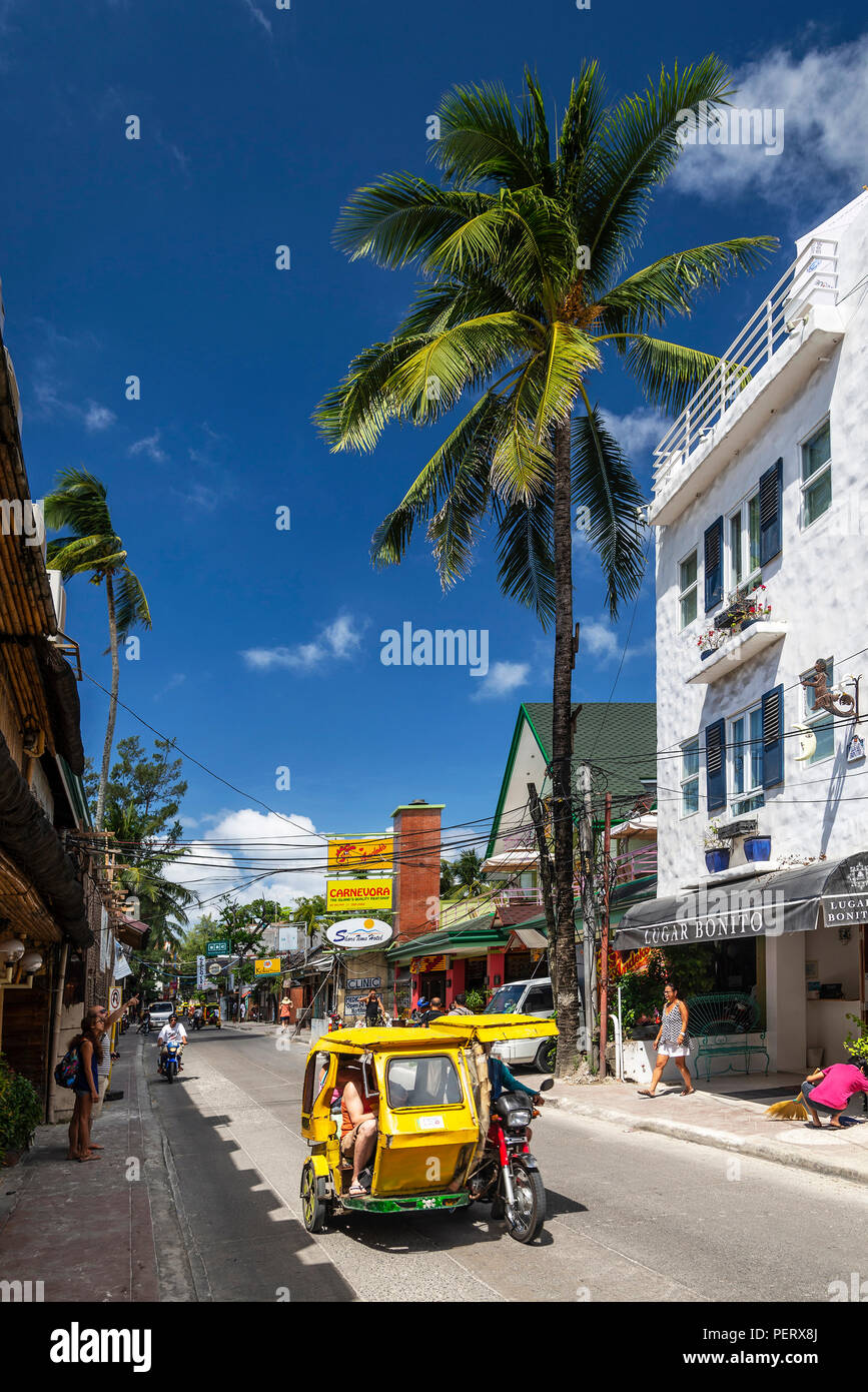 Tuk Tuk trike Taxi lokalen Verkehr auf der Hauptstraße im Zentrum von Boracay Island Philippinen Stockfoto