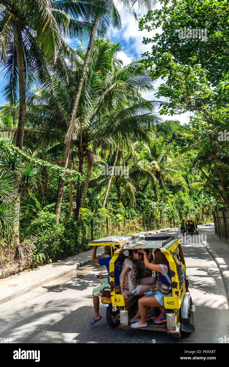 Tuk Tuk trike Taxi lokalen Verkehr auf der Hauptstraße im Zentrum von Boracay Island Philippinen Stockfoto