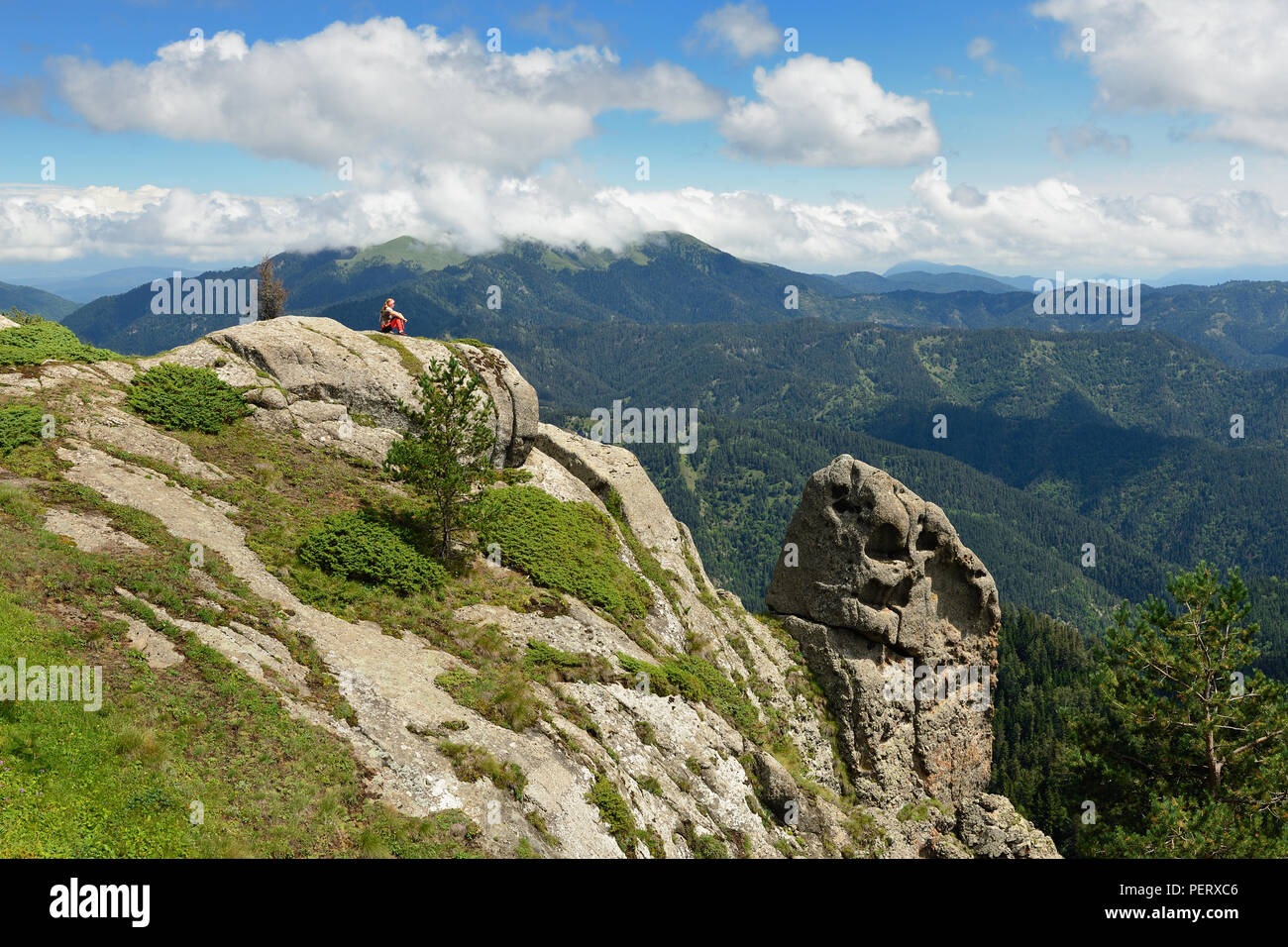 Trekking in den Bergen des Borjomi-Kharagauli Nationalpark in Kleineren Kaukasus. Borjomi, Georgien Stockfoto