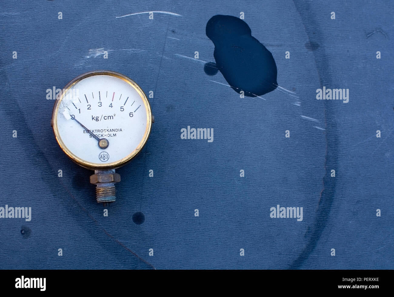 Pressure Meter Sanitär anlagen auf dunklen Tisch im Freien Stockfoto