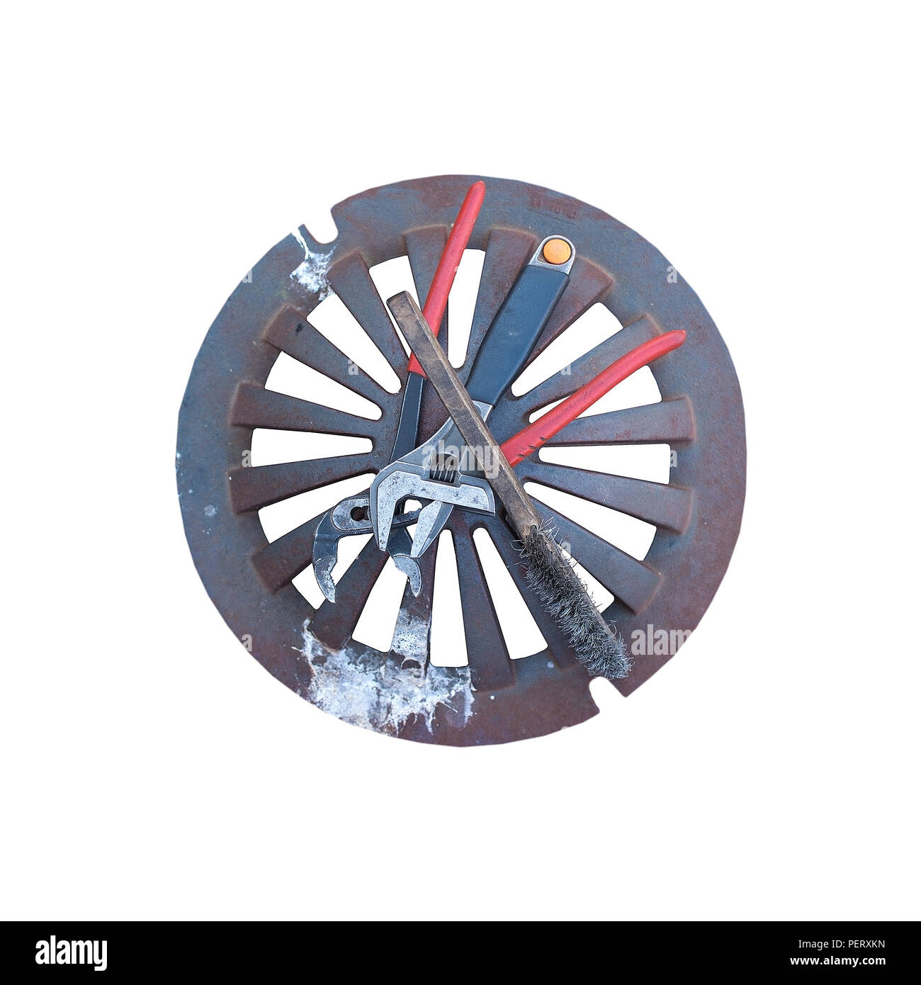 Rohrleitungen und andere kreative Handwerk Ausrüstung auf rostige Rad isoliert auf weißem Stockfoto