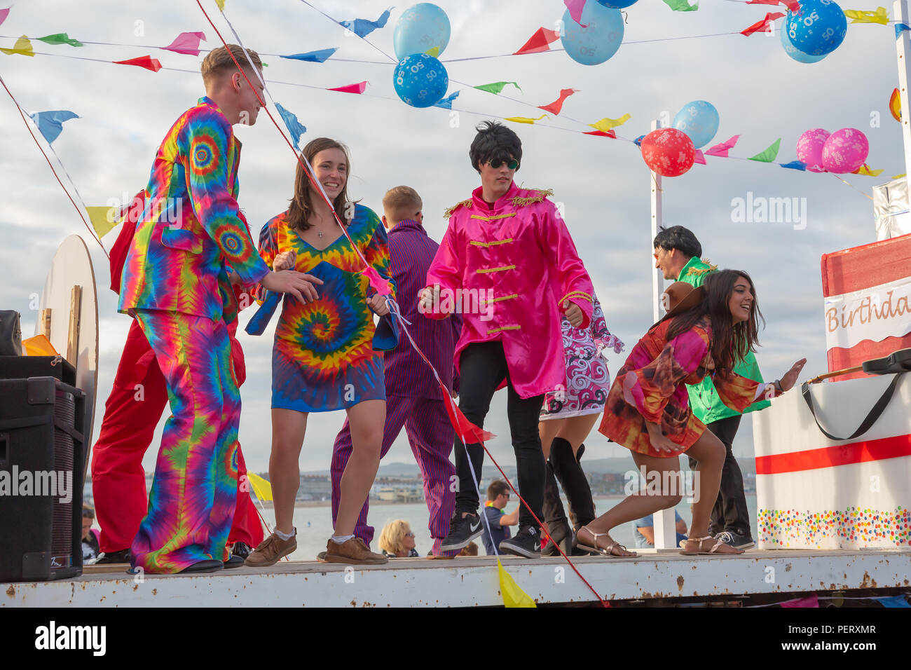 Menschenmassen strömen nach Weymouth Karneval zu beobachten, an einem schönen warmen Sommertag. Stockfoto