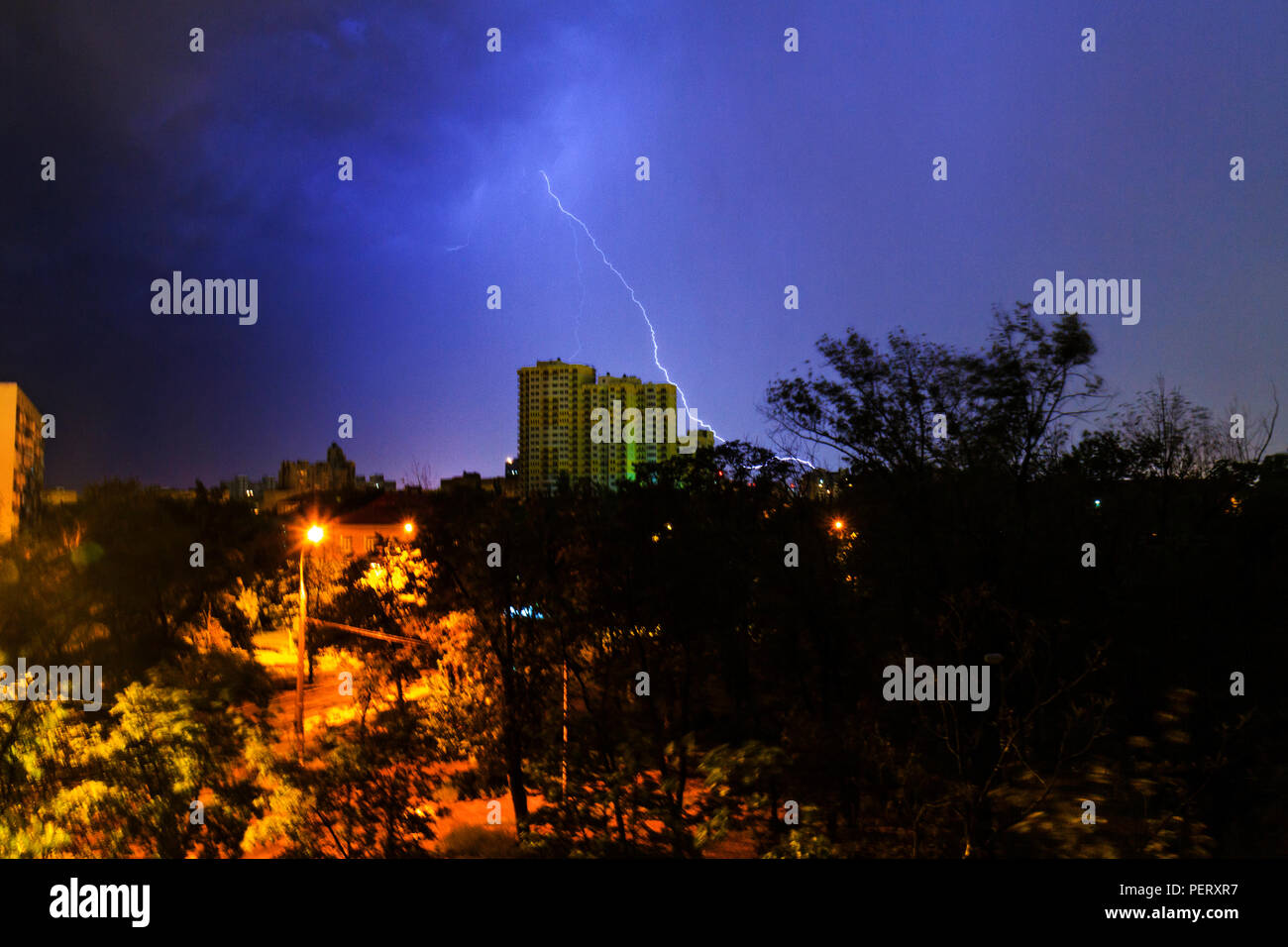 Blitzschlag ein Hochhaus in der Nacht Stockfoto