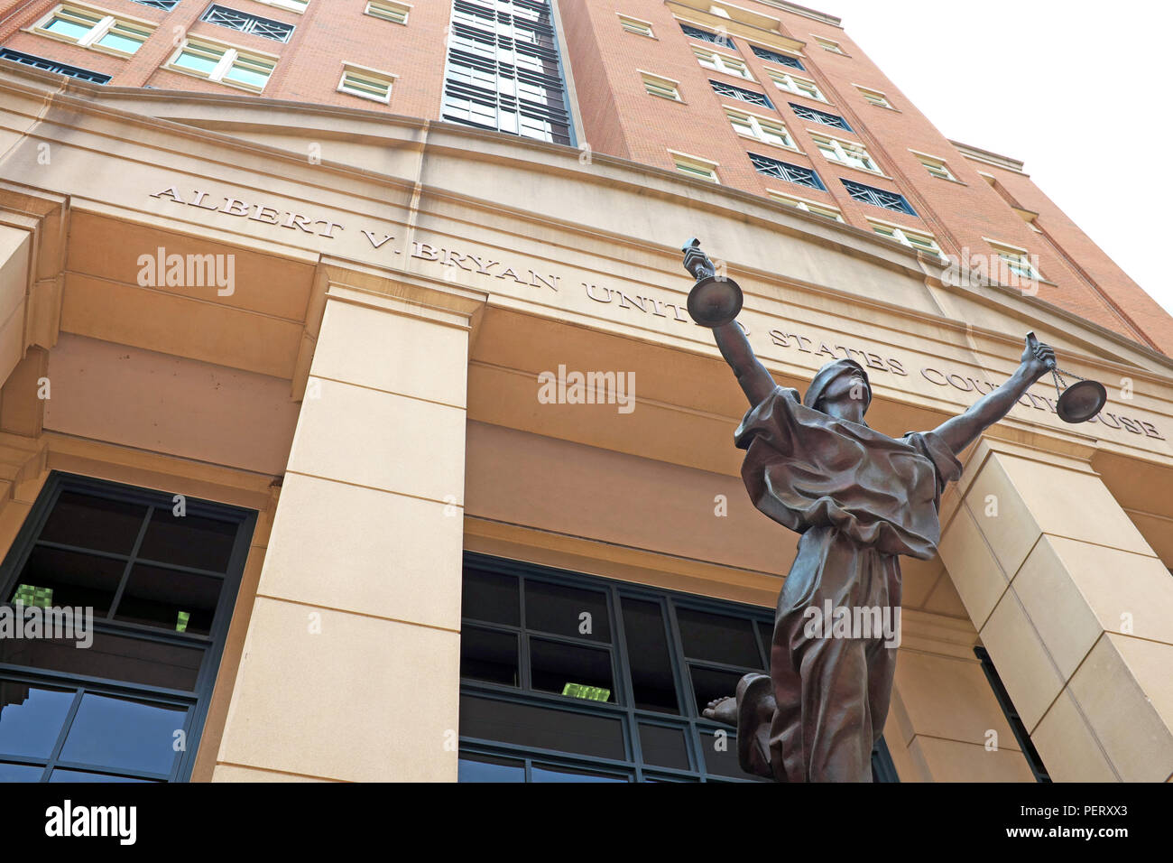 In Courthouse Square, Alexandria, VA, USA, die Albert V. Bryan United States Courthouse befindet sich eine Statue von blinden Justiz über dem Eingang. Stockfoto