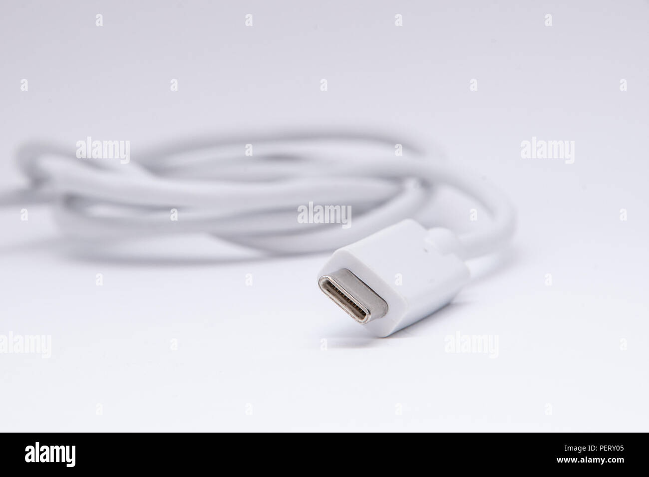 Weiß USB-Typ C Typ B Ladekabel Stockfoto