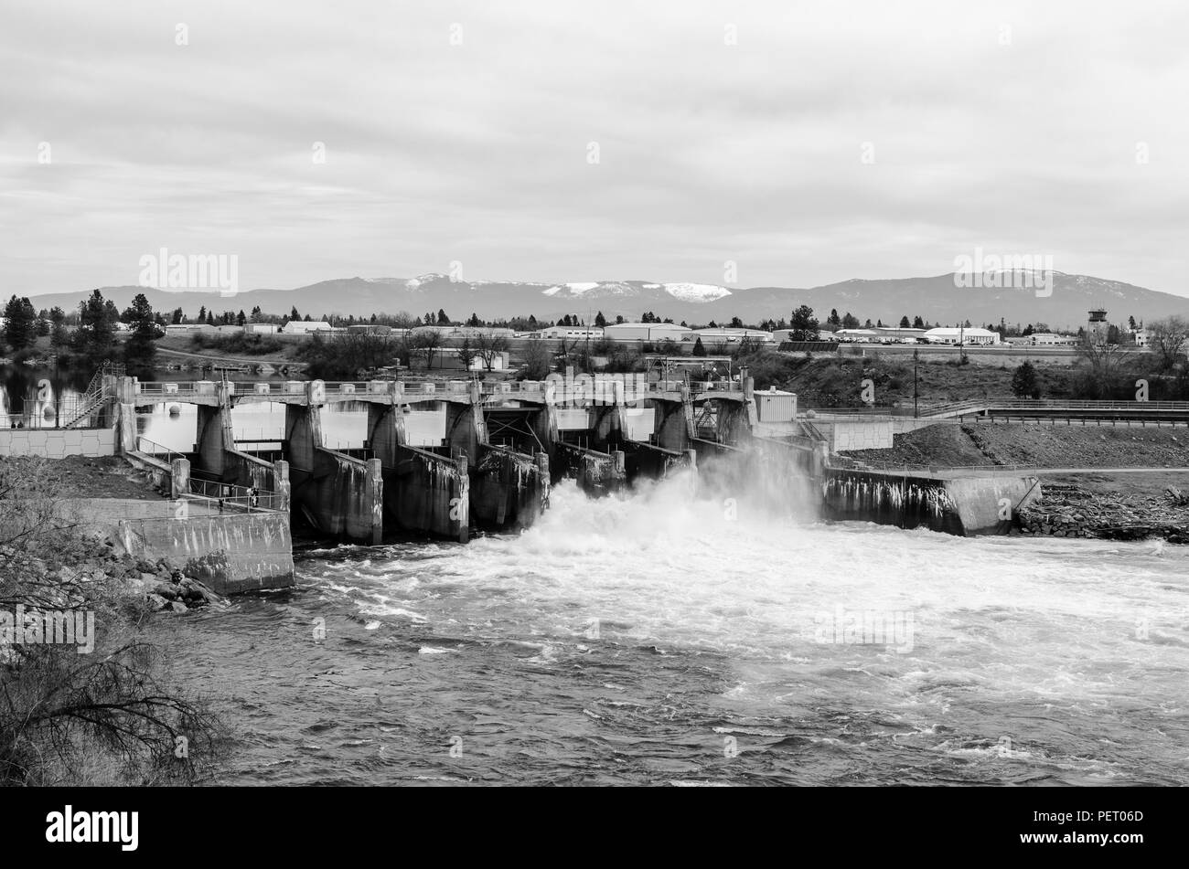 Flussaufwärts Damm am Spokane River. Spokane, Washington. Stockfoto