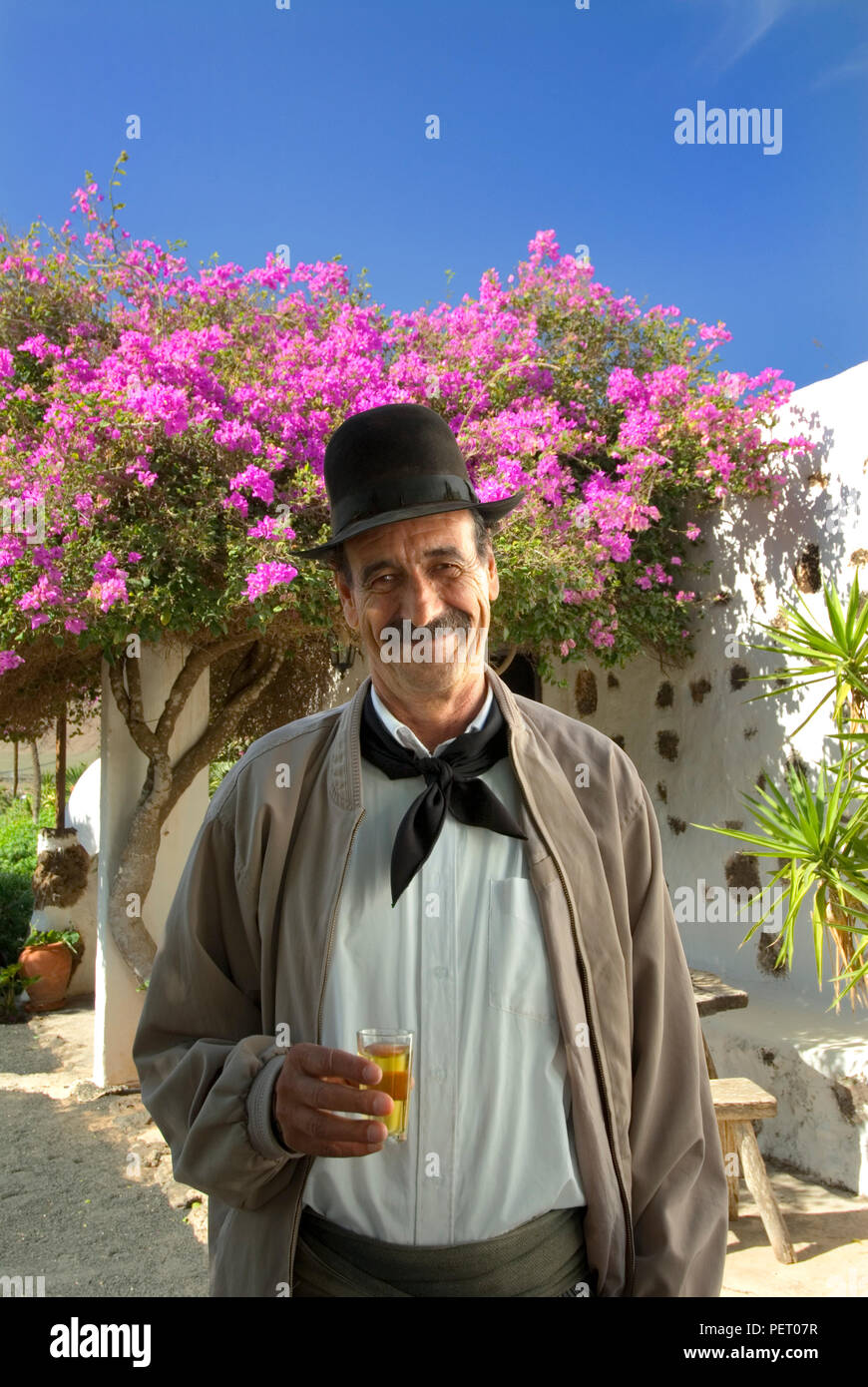 WEINHERSTELLUNG BODEGA Kanarische Inseln Weinprobe Attraktion außerhalb typische Bodega mit einem Glas Lanzarote Malvasia Wein, Lanzarote Kanarische Inseln Spanien Stockfoto