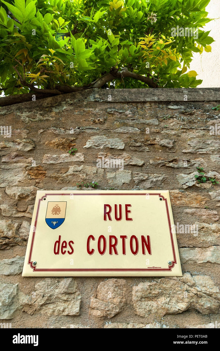 "Rue de Corton" Schild auf rustikale Mauer in Bourgogne Weinprobe Kommissionierung und Produktionsbereich Aloxe Corton Côte d'Or Burgund Frankreich Stockfoto