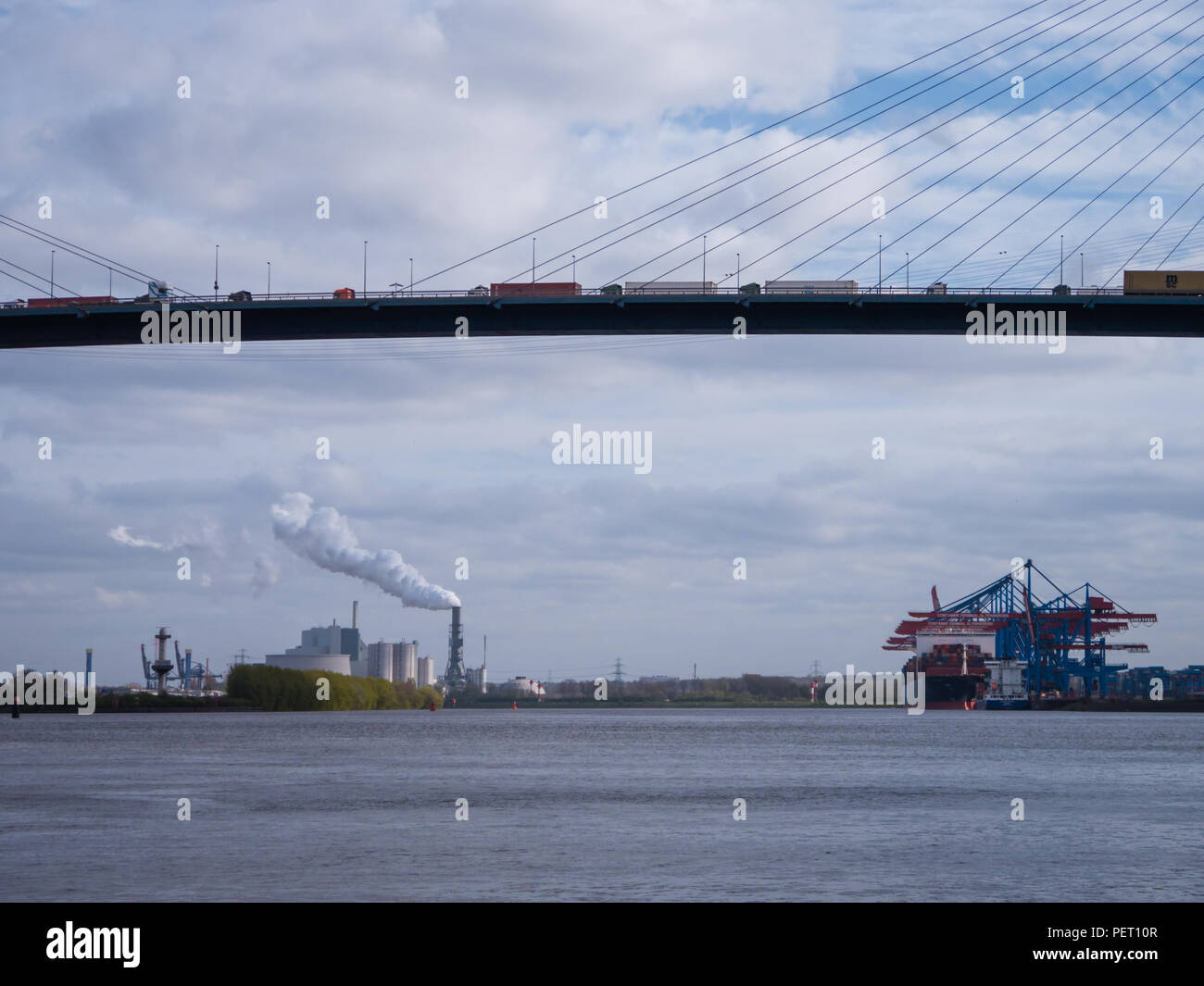 Hamburg, Deutschland, April 03, 2016: Blick von Fähre bei koehlbrand Brücke mit viel Verkehr und Container Terminal Altenwerder mit Containerschiffen Stockfoto