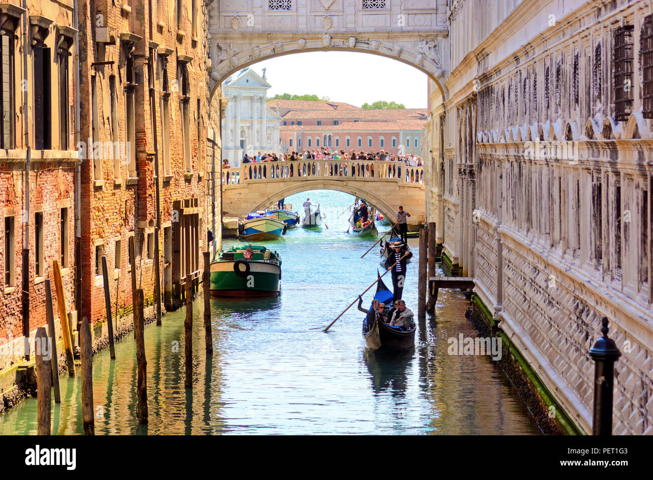 Touristen in Gondeln unter der Seufzerbrücke, Venedig Stockfoto