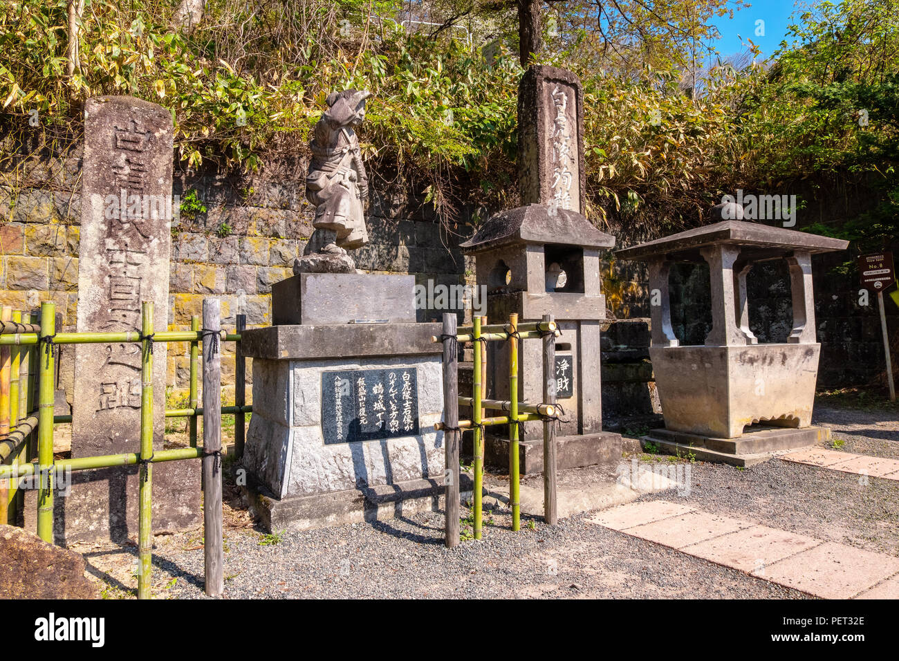 AIZUWAKAMATSU, Japan - 21. April 2018: Das Grab des Byakkutai (Weißer Tiger Force) am Mt. Iimori, junge Teenager Samurai, die kämpften und engagierte Su Stockfoto