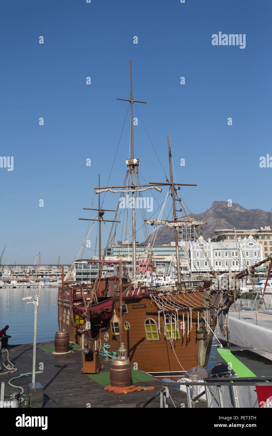 Die Jolly Roger Piratenschiff günstig an einem Steg an der V&A Waterfront, Kapstadt, Südafrika Stockfoto