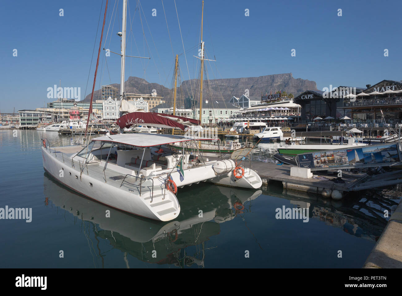 Katamaran günstig an einem Steg an der V&A Waterfront in Kapstadt, Südafrika Stockfoto