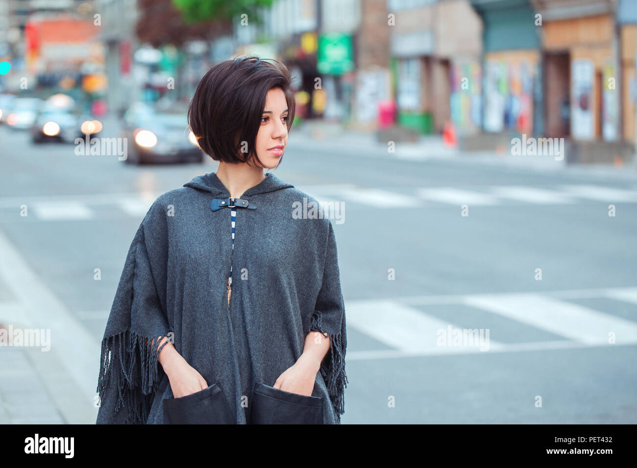 Portrait von schönen jungen hipster Lateinamerika hispanische Mädchen Frau  mit kurzen Haaren Bob in grau blau Poncho-cape außerhalb der Stadt Straße  awa Stockfotografie - Alamy