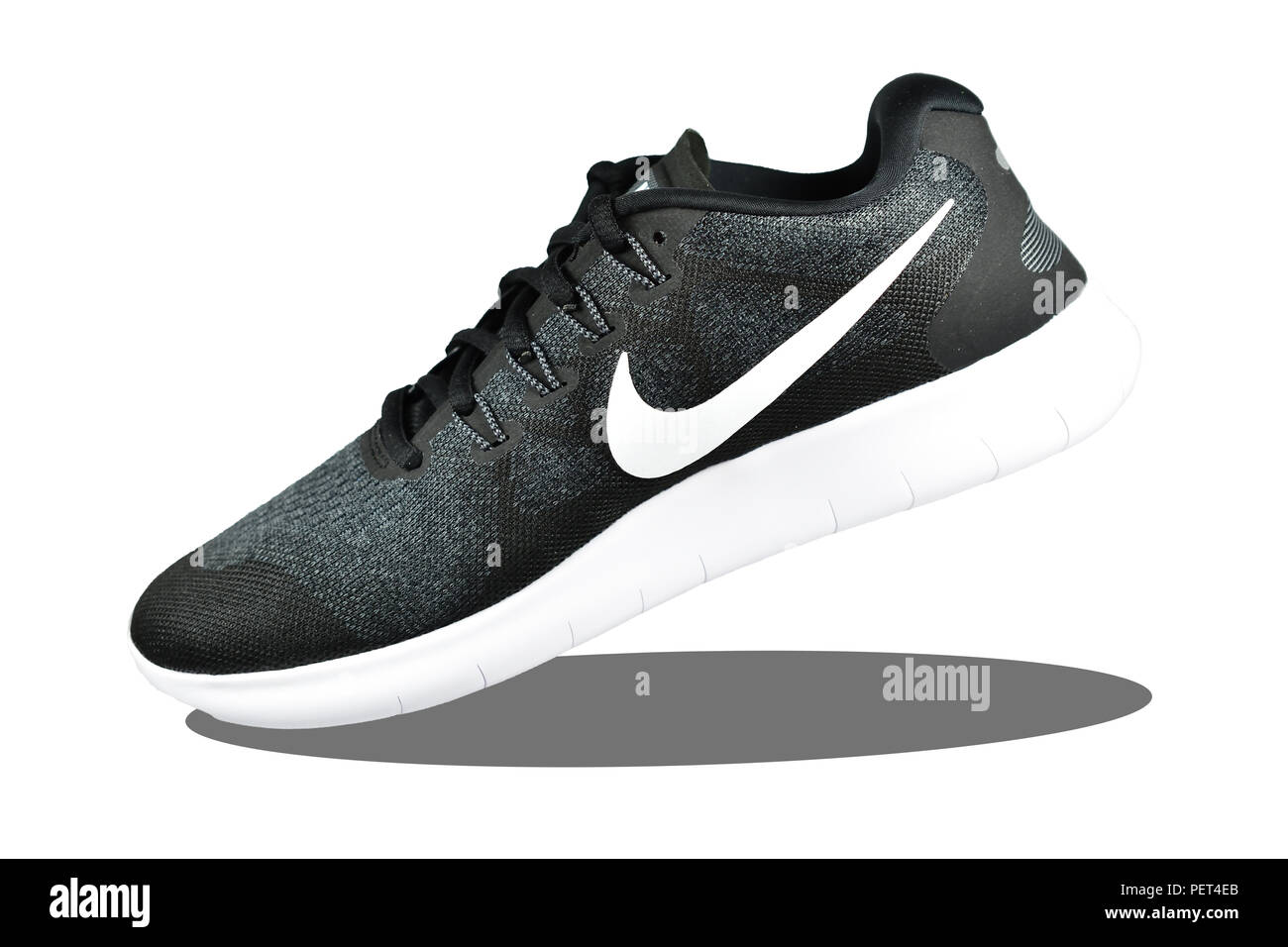 Samut Sakhon Thailand August 13, 2018: Produkt Schießen von Nike Herren  sport Laufschuh auf weißem Hintergrund, Nike Laufschuhe Stockfotografie -  Alamy