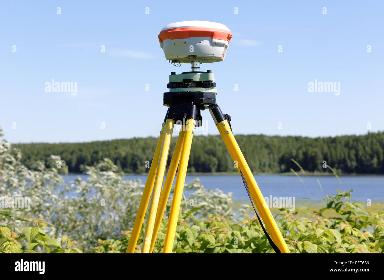 Geodätische GNSS-Empfänger im Feld in Sibirien, montiert auf einem Stativ.  Praktische Anwendung für den Betrieb in Netzwerken der permanenten  Basisstationen Stockfotografie - Alamy