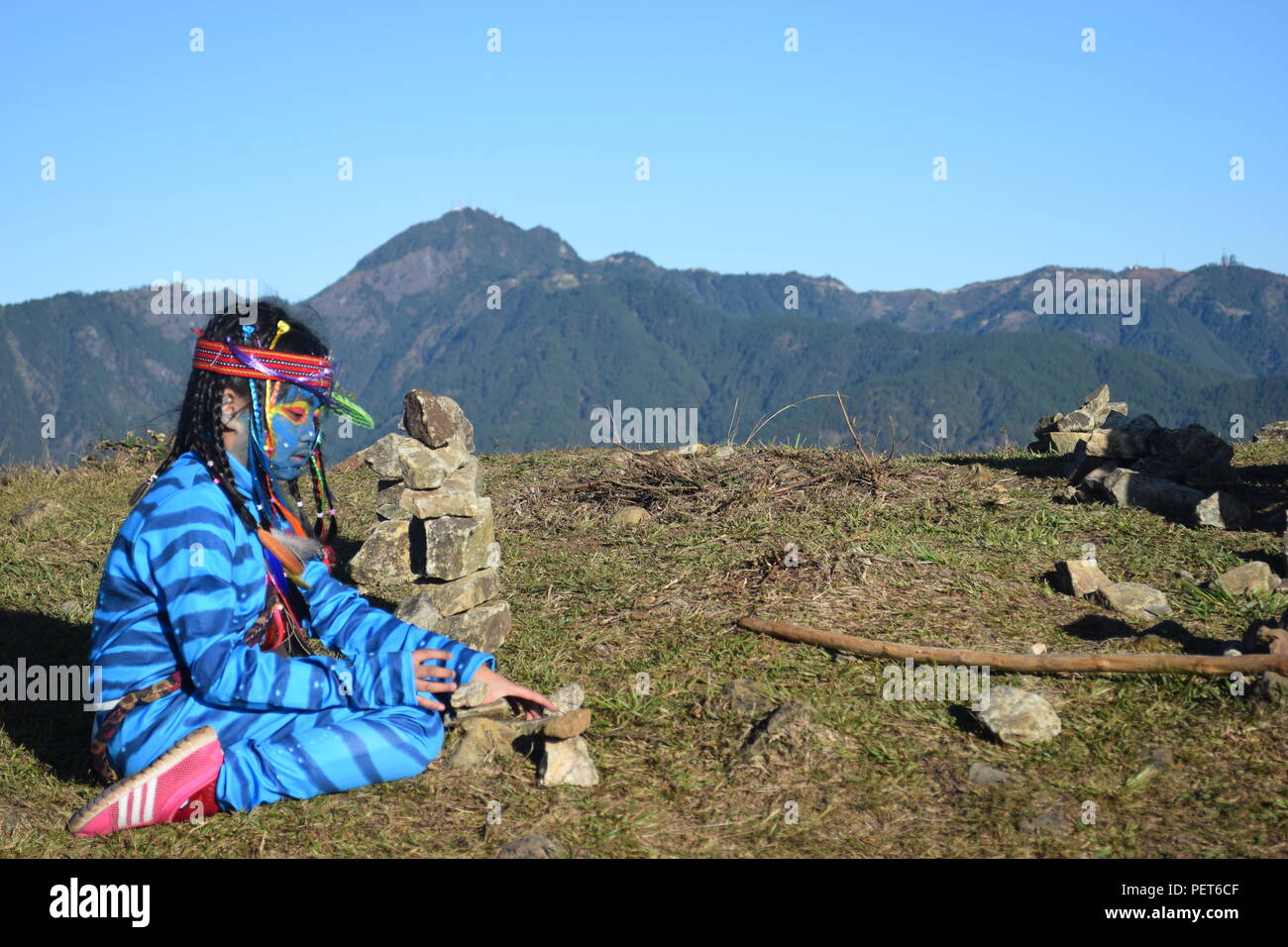 Ein junges Mädchen Keytiri angekommen am Mount Ulap ausruhen und erholen von der langen Reise auf die Erde und den Sonnenaufgang in der Morgendämmerung in Ampucao Sta genießen. Fe. Stockfoto