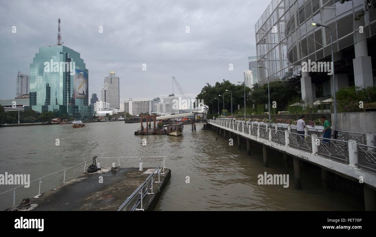 Chao Phraya River kulturelles und wirtschaftliches Kernland von Bangkok Thailand Scenic Transportation Route Blick vom Klong San Pier Entwicklungsgebiet Stockfoto